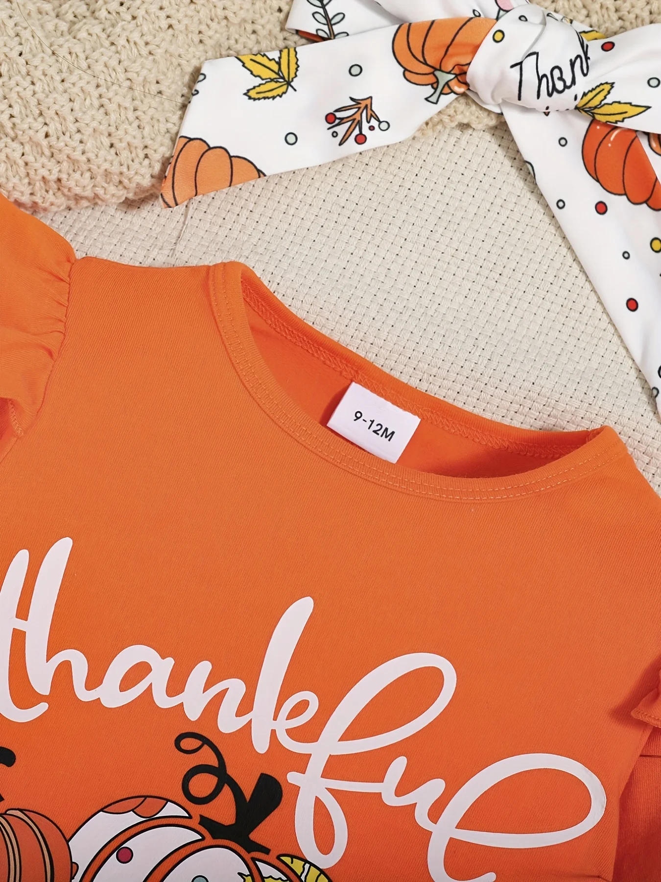 Dreiteiliges Set mit Kürbis-Print für Mädchen zum Thanksgiving-Tag, süßes Baby-Outfit für den Thanksgiving-Tag. – Detail 3