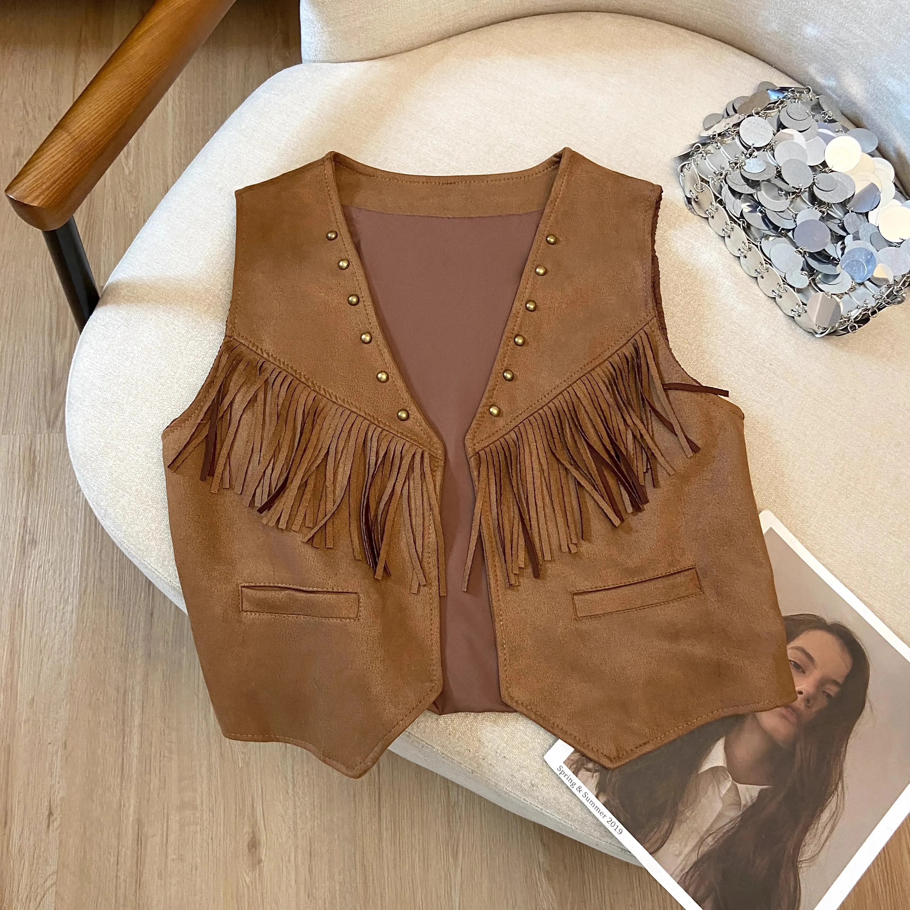 

Этнический замшевый жилет с бахромой и заклепками, тюнер, одинаковая юбка для путешествий, винтажный жилет, длина, застежка на одной пуговице...