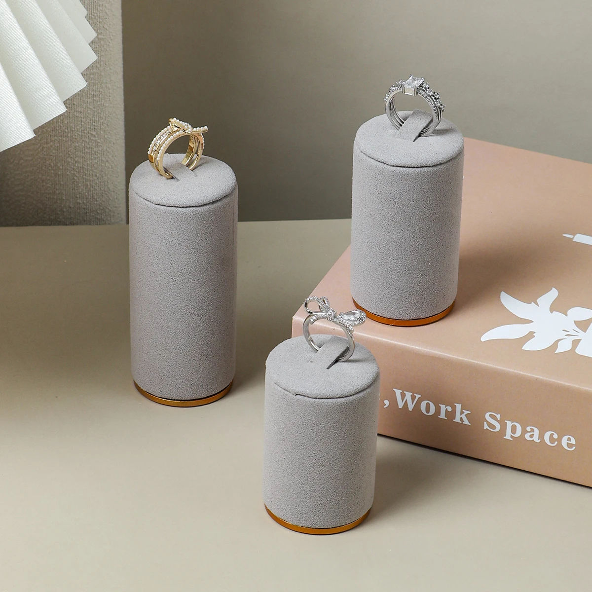 1 szt. Mikrofibrowy Aksamitny Wielokolorowy Metalowy Stojak Ekspozycyjny na Biżuterię z Pierścieniami, Rekwizyty do Ekspozycji Biżuterii, Ekspozytor na Biżuterię do Sklepu Biżuterii