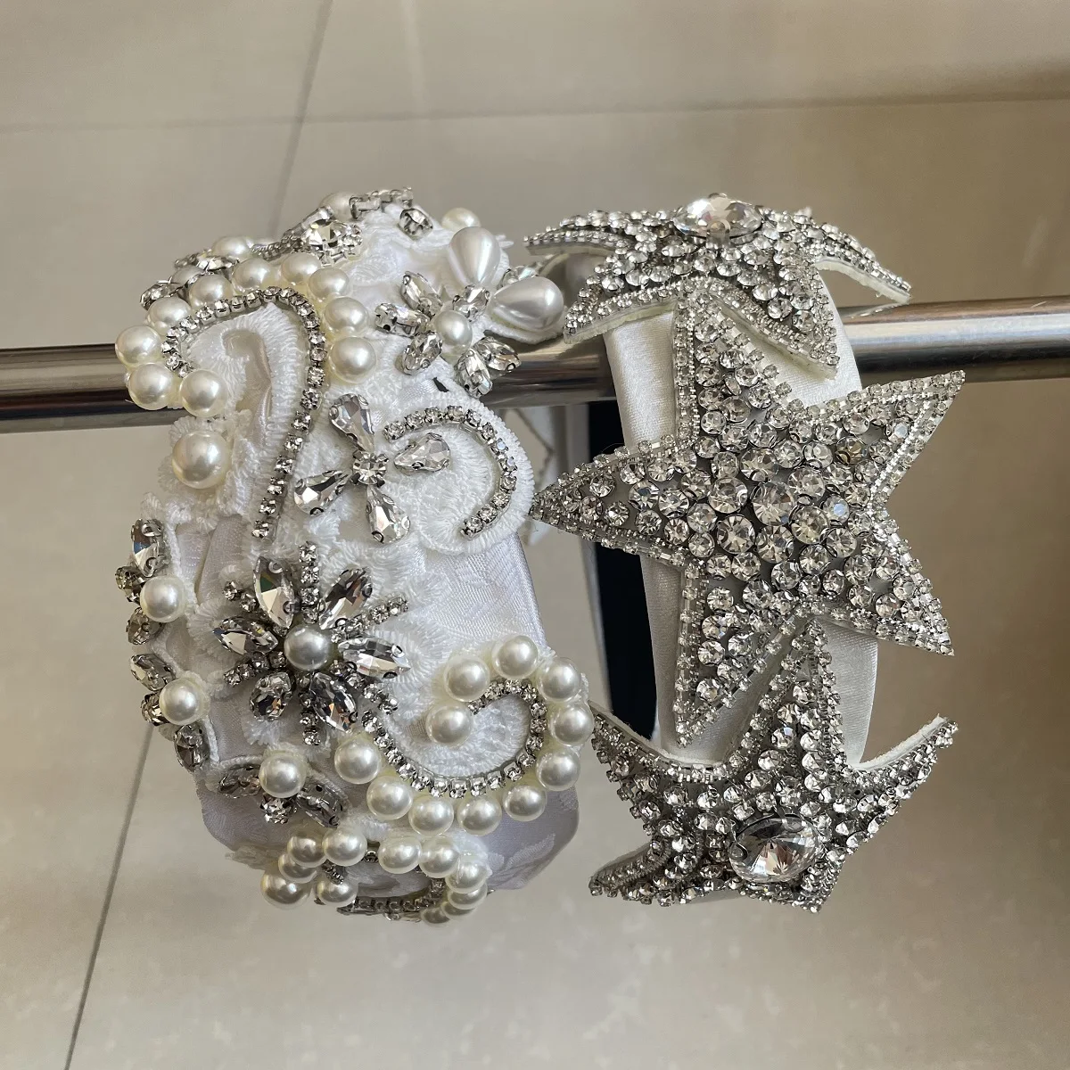 

Повязки для волос ручной работы с белыми кристаллами, повязки на голову с короной в стиле бохо для женщин и девочек, обруч для волос с бантом из бисера и цветком, звездой, свадебные аксессуары для волос