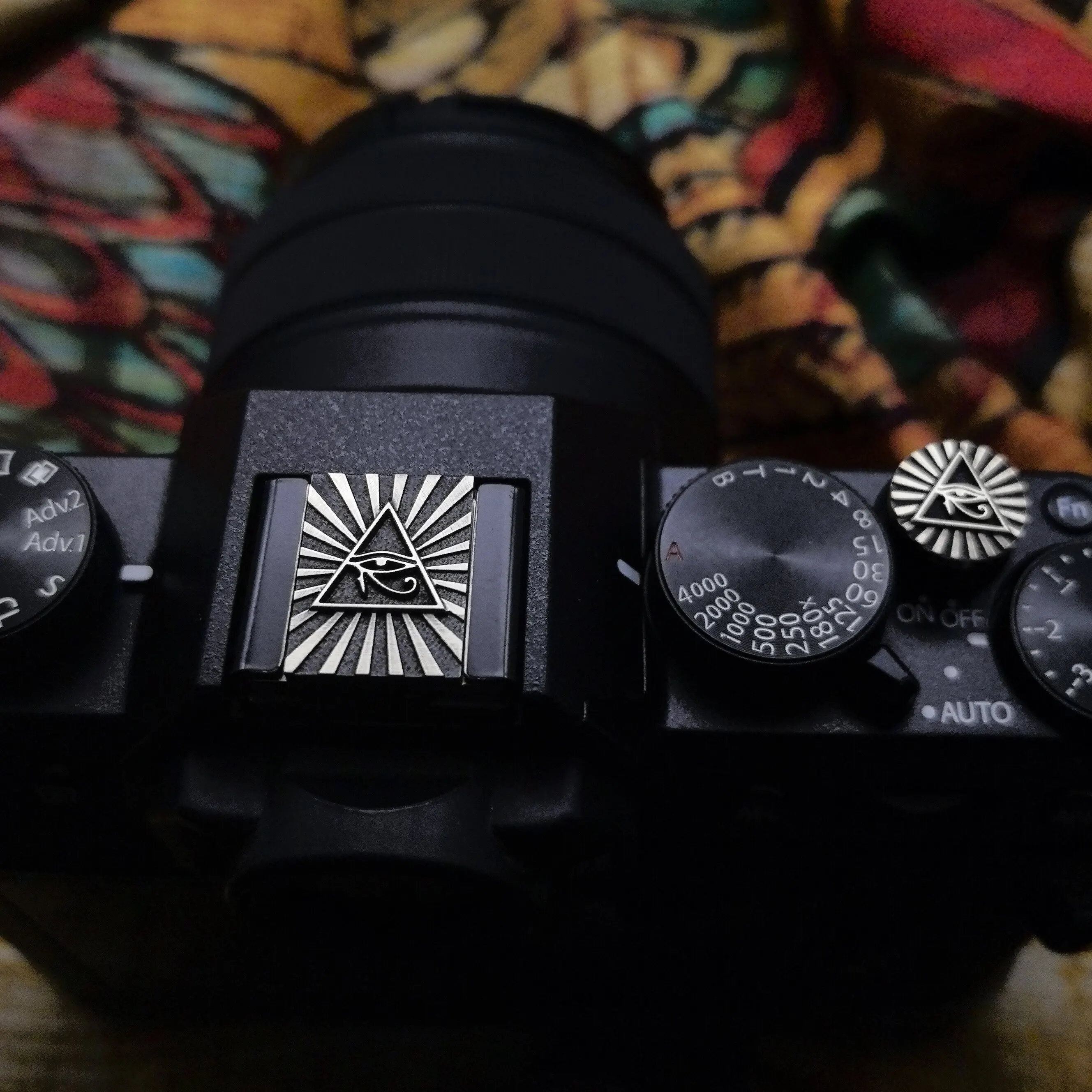 Lens Cap Vintage - ฝาครอบฮอตชูว์แบบแกะสลักลายวินเทจ ปุ่มปลดล็อคสำหรับกล้อง Fuji XE5 X100VI XT5
