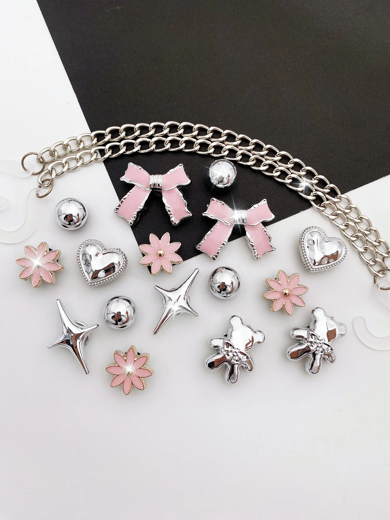 18 pieces of silver chain, bear, heart, stars, pink bow, flowers, ABS pearl shoe buckle DIY decoration, suitable for women sanda
