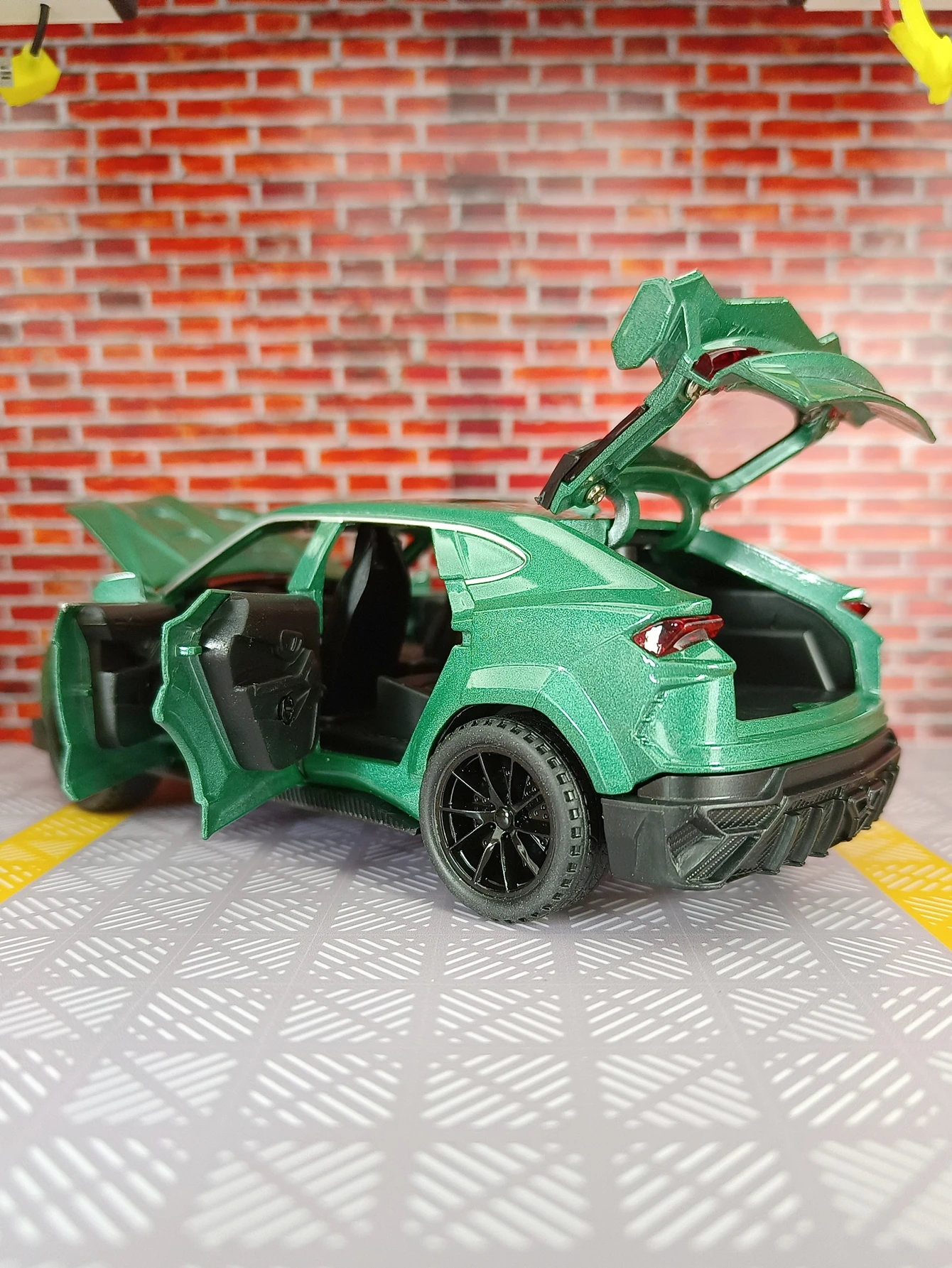 1:32 우루스 합금 자동차 모형, 도어와 앞 보닛, 트렁크 도어는 열 수 있으며, 시뮬레이션된 사운드 및 조명 기능이 있습니다.