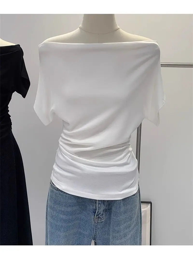 Sommerliches, schwarzes Damen-T-Shirt mit einem Schulterträger, kurzen Ärmeln, im koreanischen Stil, figurbetont, mit freiem Schulterbereich, modisch. – Detail 16