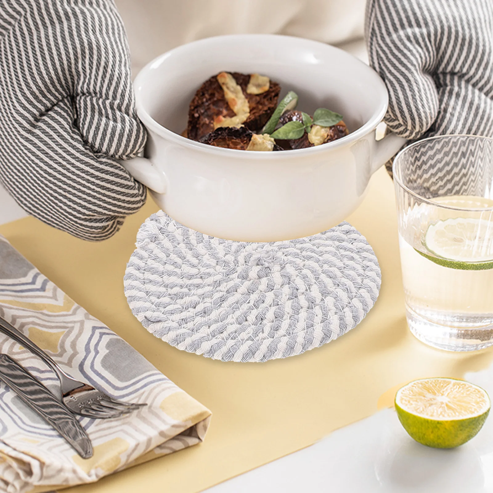 

8pcs Cotton Linen Woven Coasters Heat-Resistant Anti-Slip Drink Table Mats Reusable Placemats For Home Café Restaurant