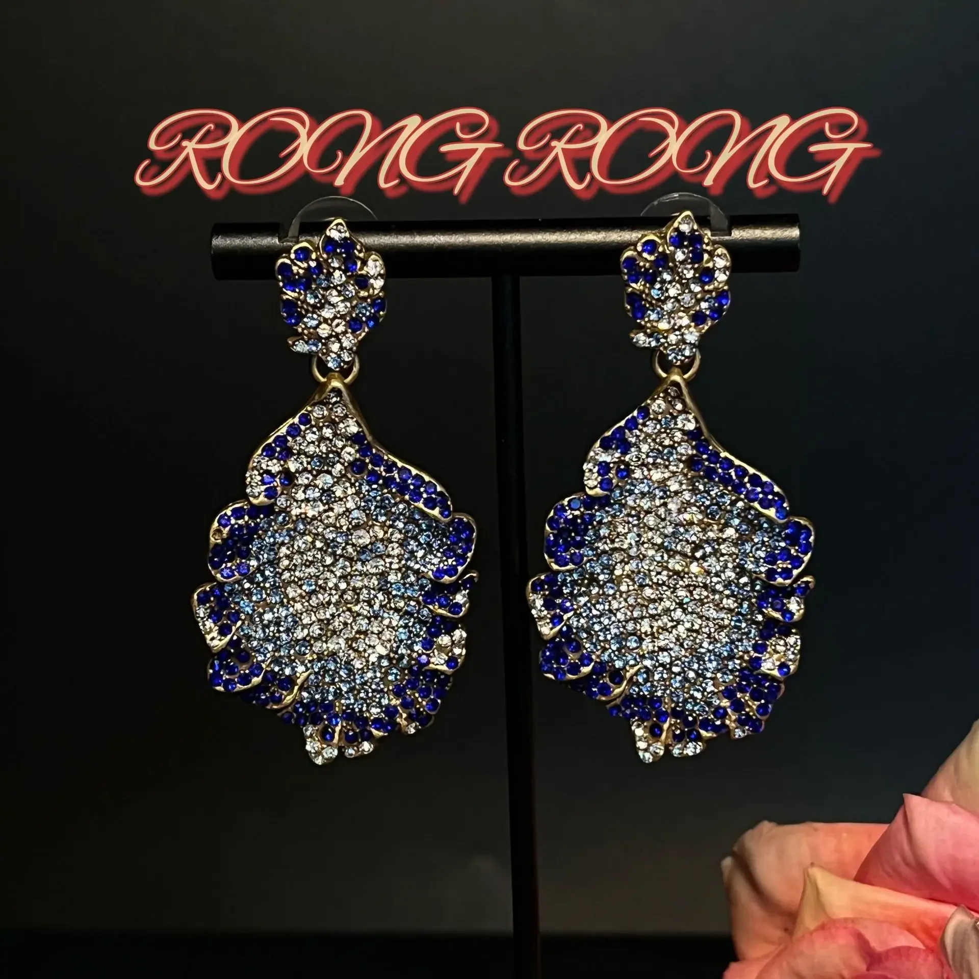 

Винтажные высококачественные сверхмощные высококачественные серьги с бриллиантами и синими листьями, легкие роскошные винтажные серьги с преувеличенным темпераментом