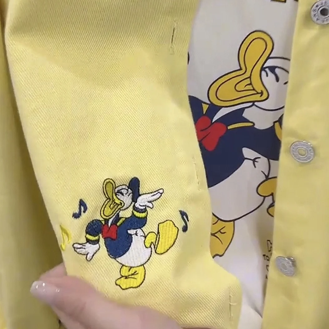 بلوزات نسائية صفراء جديدة لربيع وخريف 2025 تناسب كل مباراة تطريز لطيف دونالد داك سترات فضفاضة بأكمام طويلة قمصان غير رسمية