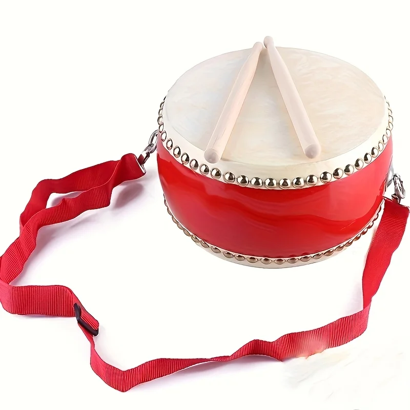 طبلة كلاسيكية من جلد البقر الأحمر مع مسامير بيضاء - جسم بلاستيكي متين، تتضمن أفخاذ خشبية وحزام - مثالية للمبتدئين