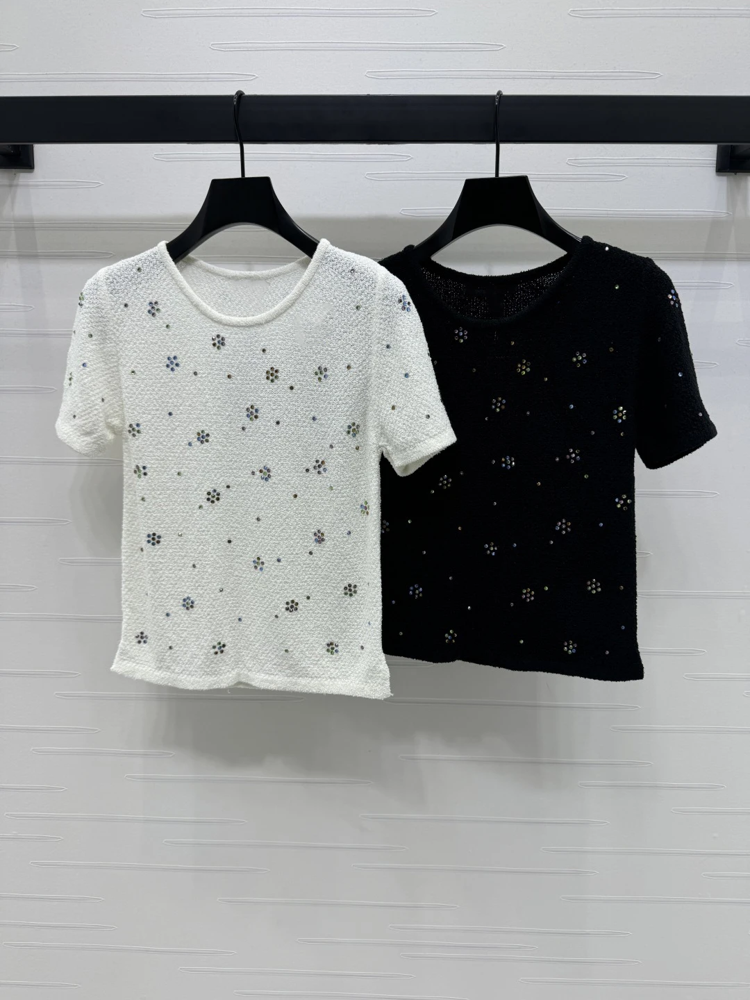 وصل حديثًا لربيع وصيف 2026 – تي شيرت نسائي منسوج برقبة دائرية وأكمام قصيرة بتصميم كاميليا ملون من حجر الراين #2