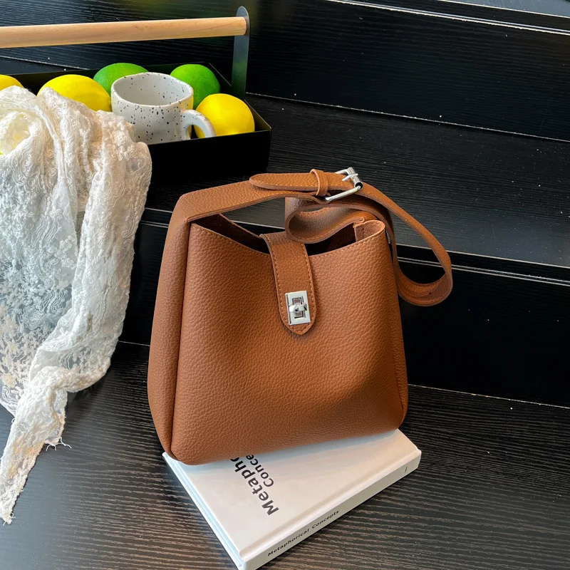 

Daily Commute Shopping Luxury Women Bucket Bag Matte Quilted Large Capacity PU Water Resistant Buckle Closure Multifunction