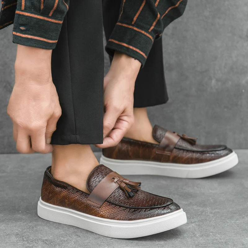 รองเท้าหนังผู้ชายแบบสวม สไตล์ลำลอง สำหรับฤดูใบไม้ร่วงปี 2025 ดีไซน์ข้ามพรมแดน  สไตล์อังกฤษ เหมาะสำหรับใส่ทำงานหรือโอกาสทางการ  มีไซส์ใหญ่  ชุดรองเท้าหนัง
