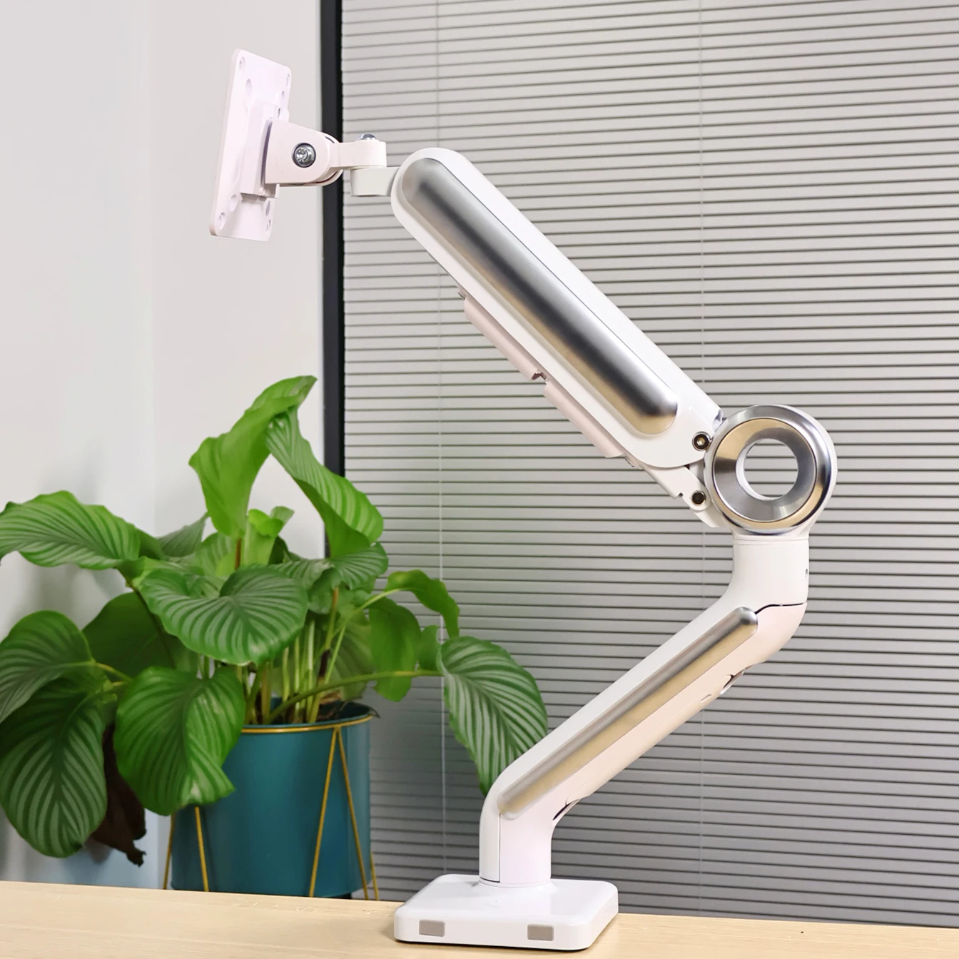 GE61 Single Arm Gas Spring Monitor Mount Easy Installation For 13-35 Inch Monitors 32 Inches Cable Management 90 Degrees Tilt
