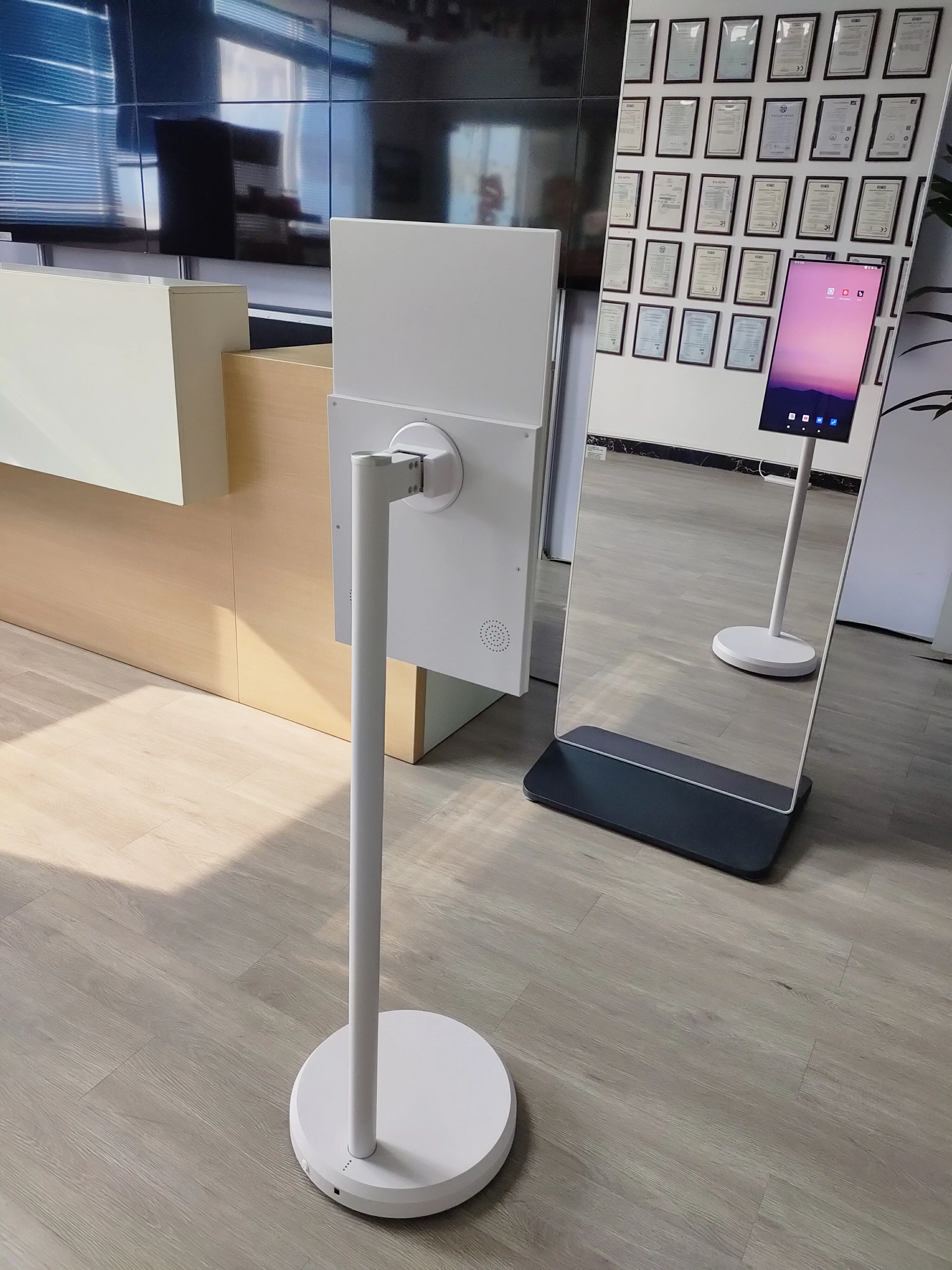 VETO 21.5 بوصة تلفزيون محمول ذكي بالجملة شاشة أندرويد اللاسلكية مع بطارية 5H تعمل بالطاقة LCD شاشة تفاعلية LED الخلفية