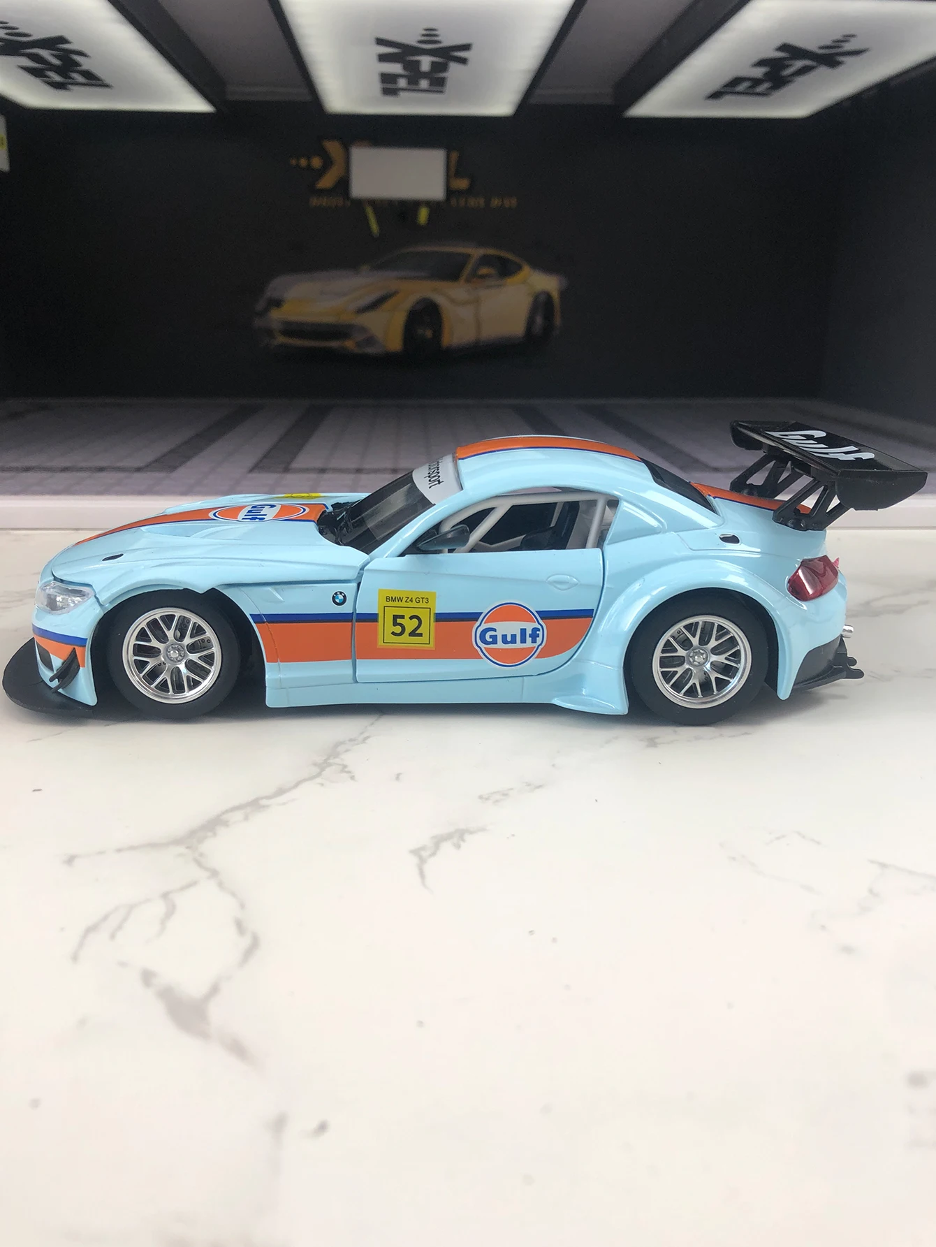 CCA 1:24 Simulation Zinklegierung BMW Z4 GT3 Gulf Modellauto, statisches Ornament, Sammler-Geschenkauto aus Metall
