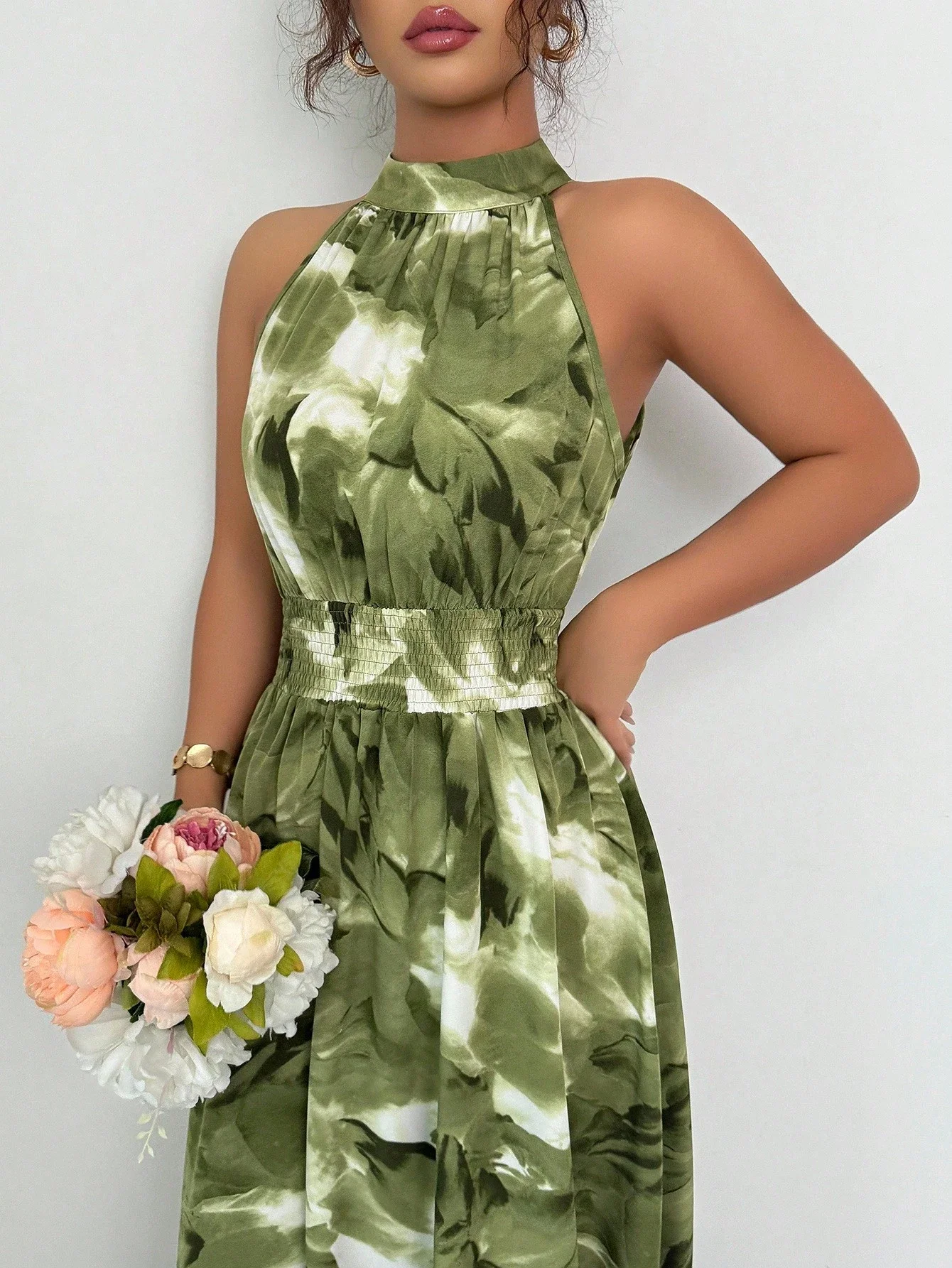 

Женское зеленое макси-платье с принтом тай-дай, без рукавов, с завязками на шее, с драпировкой на талии, А-силуэт