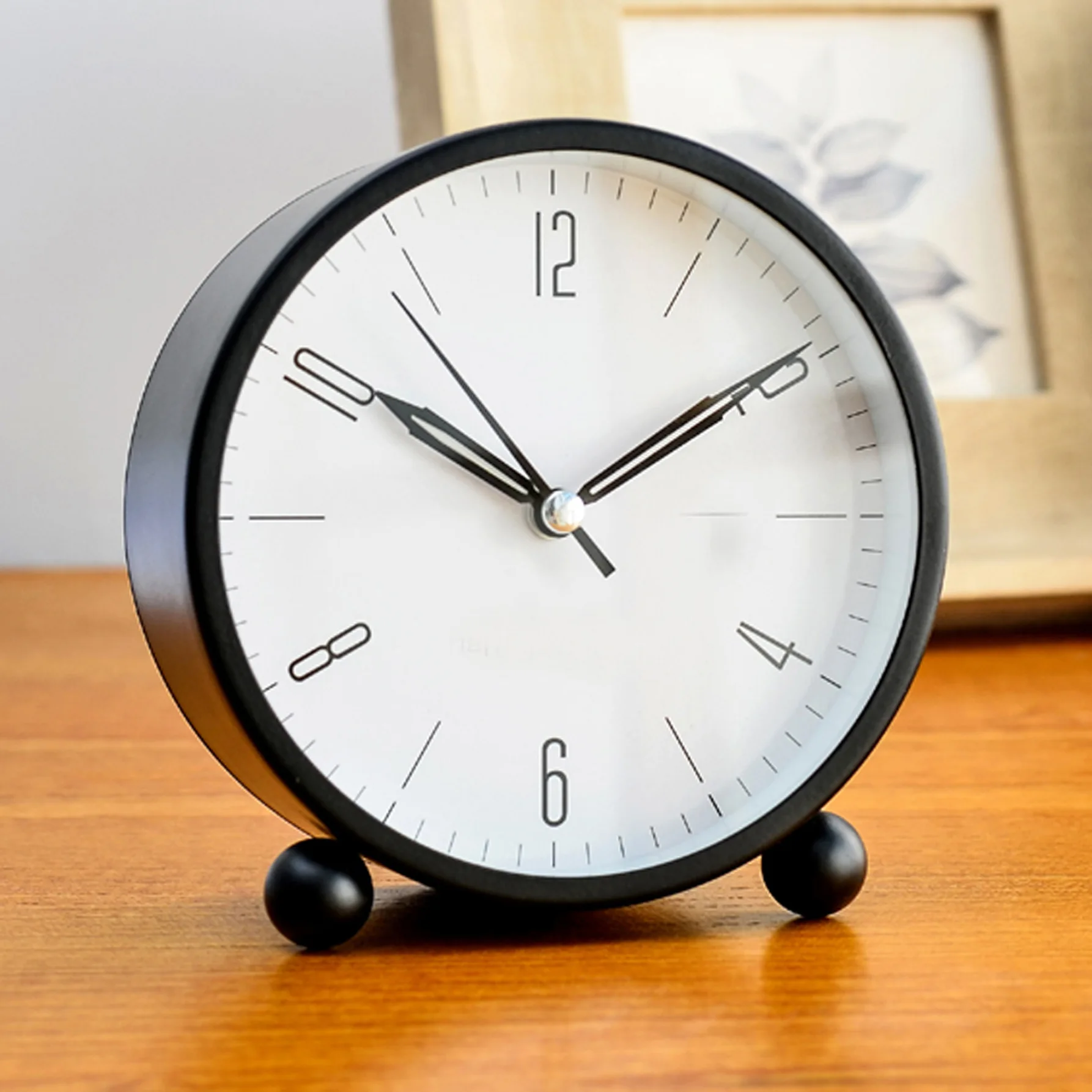 Mini alarm clock creative silent student bedside clock with simple clock face. Made of metal. Suitable for children. With night