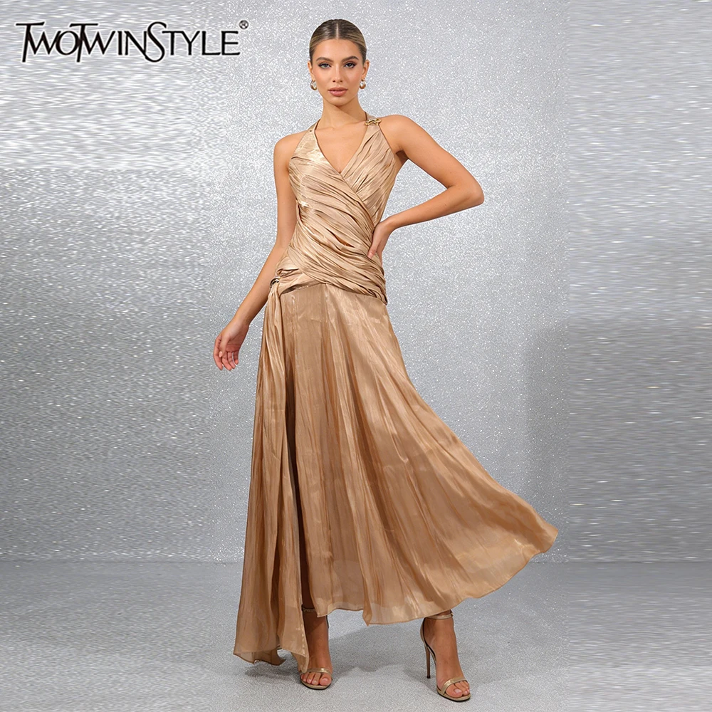 

Элегантное вечернее платье TWOTWINSTYLE цвета шампань с блестящей тканью, без рукавов, с драпированным лифом и струящейся юбкой для роскошных ужинов.
