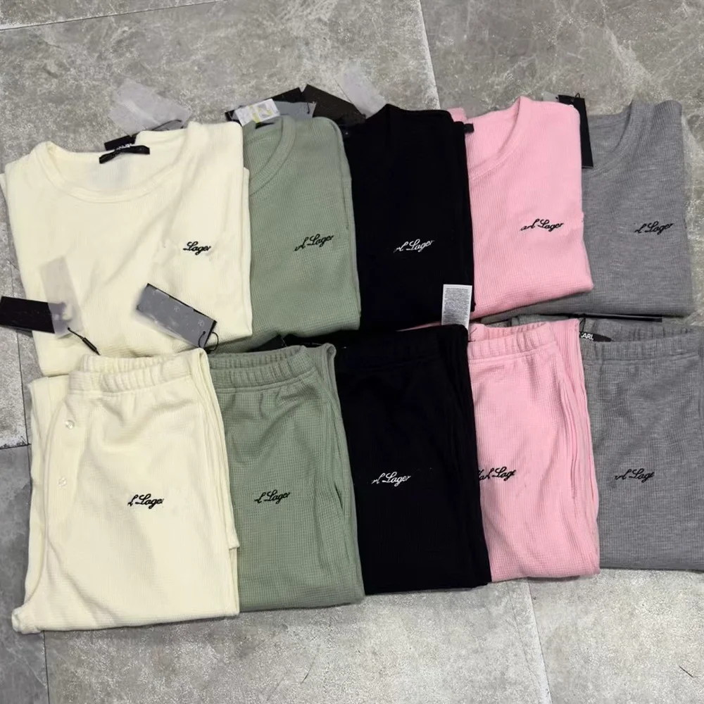 

Новинка! Модный женский комплект: брюки и топ с круглым вырезом и надписью в стиле «флейт», осенне-зимний вариант...