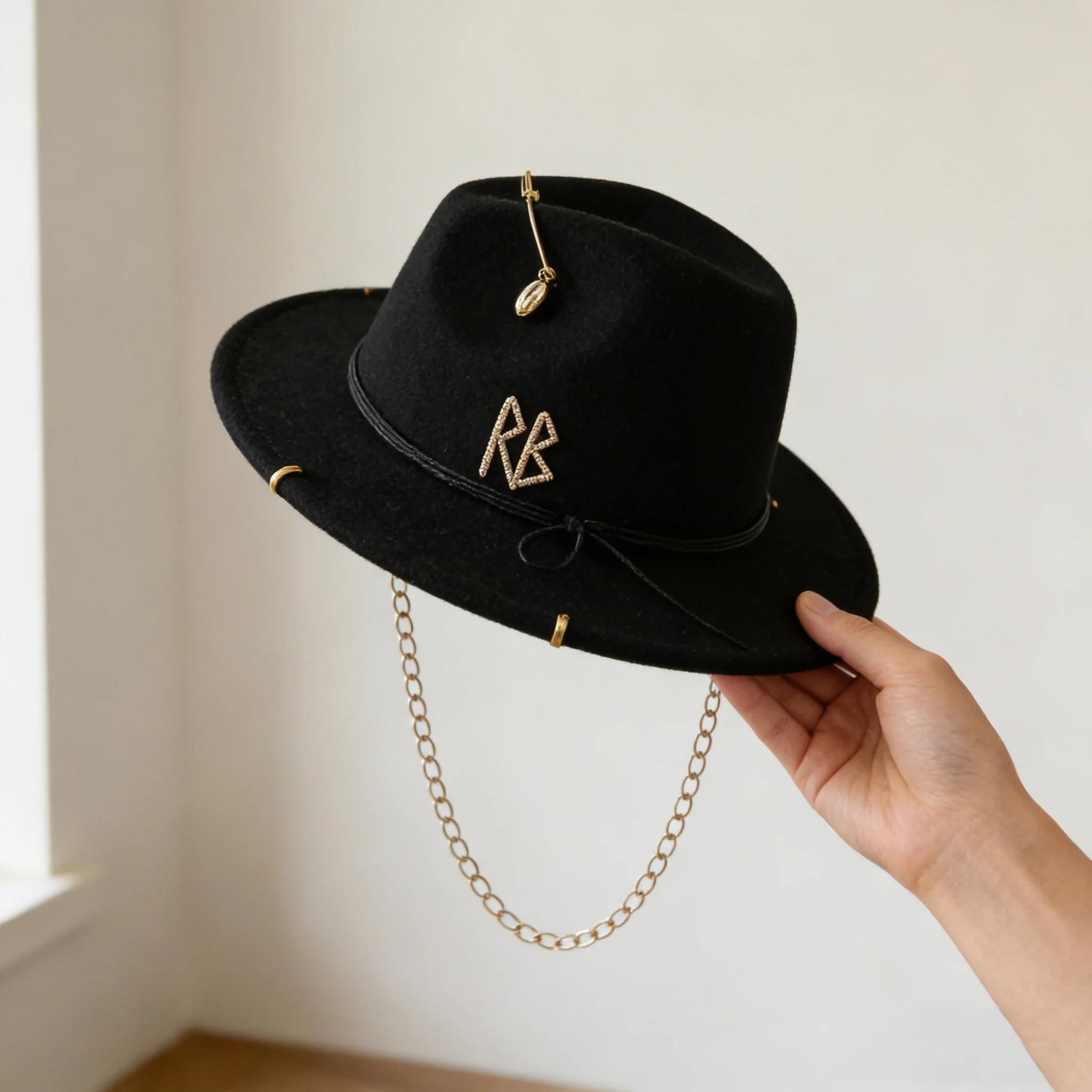 Russian Style Fedora Hat with Pearl Chain Metal Shells Felt Cowboy Hat for Autumn Winter Women Fashion Womens Wide Brim Hat