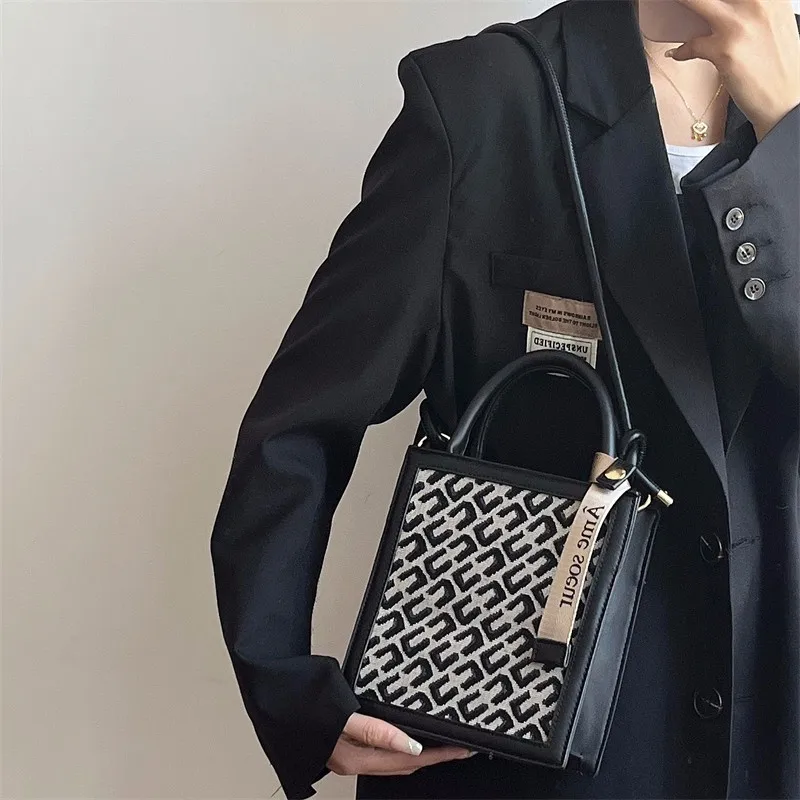 الرجعية التطريز منقوشة حقيبة يد المرأة السوداء مربع صغير سعة قماش حقيبة كتف السيدات موضة فاخرة تصميم تحت الإبط حقائب