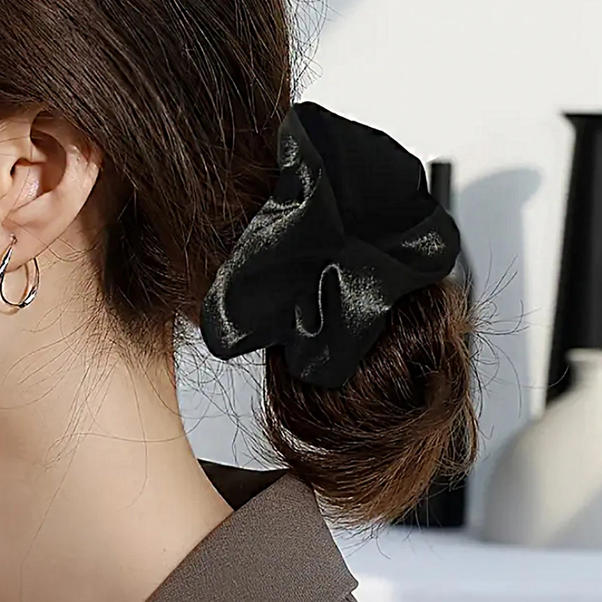 عصابة رأس من الساتان الأسود النقي مع عصابة رأس مطاطية وإكسسوارات شعر زنبركية، خاصة لشعر مستعار حقيقي