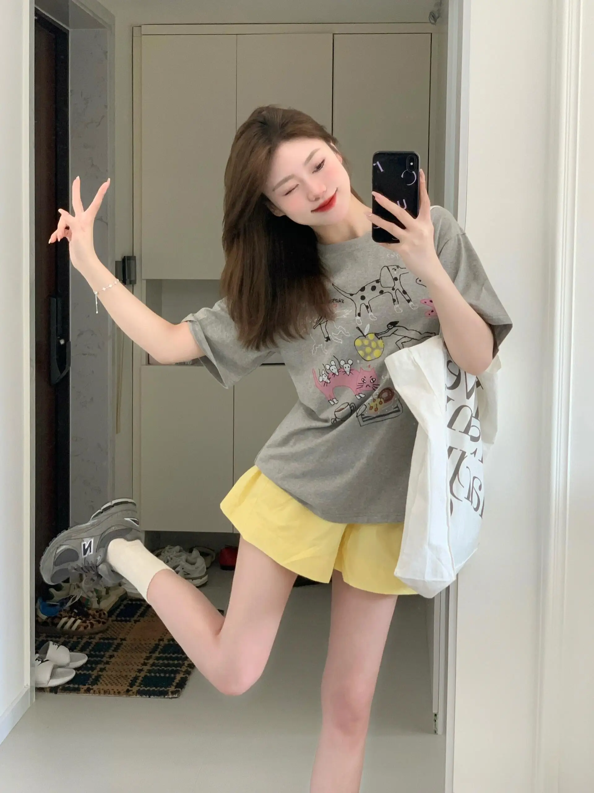 

Korean Style Casual Sports Set Women Summer 2026 New Graffiti Loose Short Sleeve Shorts Two Piece Set Fun And Cute Outfit