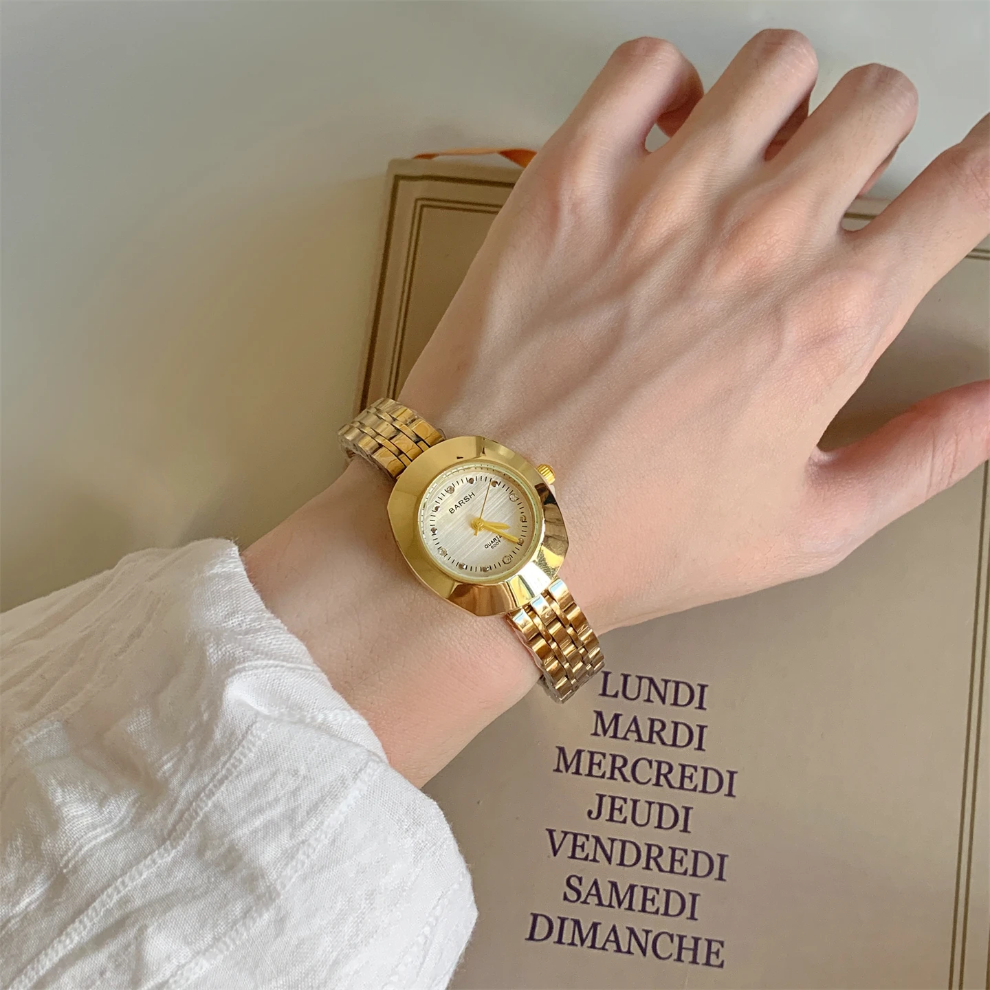 Fashionablelight luxury retro exquisite round watch for women high value art retro quartz watch ladies watch luxury high quality