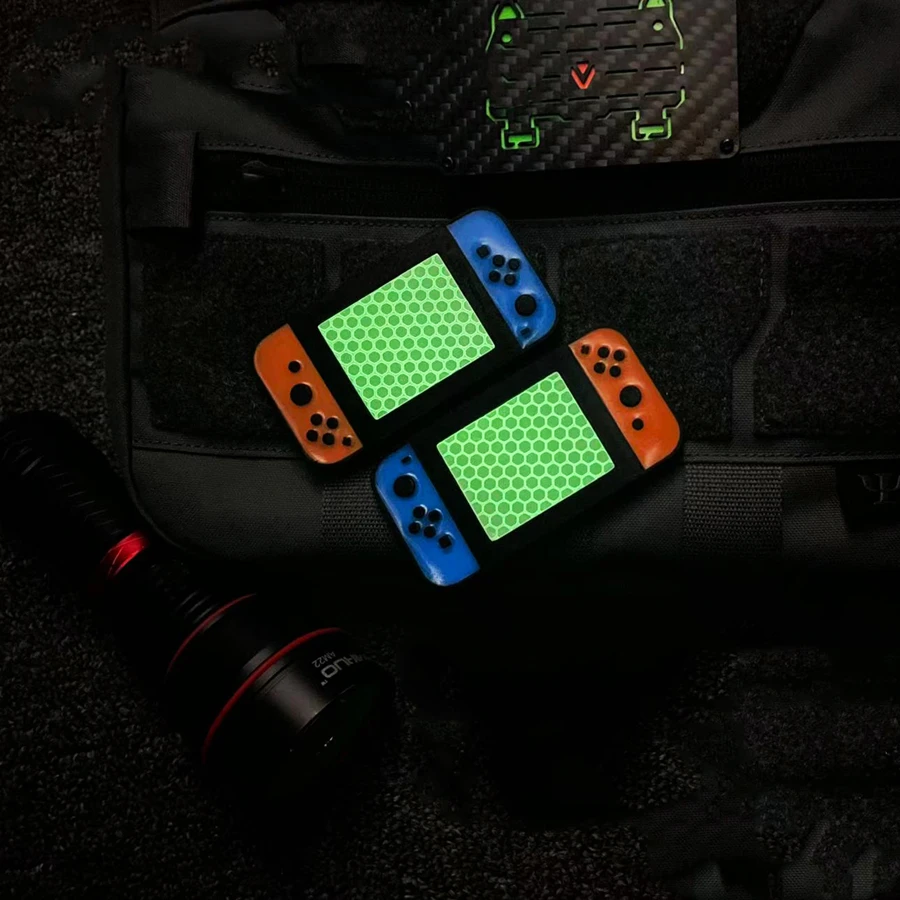 التبديل مضيئة التصحيح الأزرق والأحمر التكتيكية شارة يزين لعبة المضيف التصميم للملابس على ظهره سترة DIY تزيين