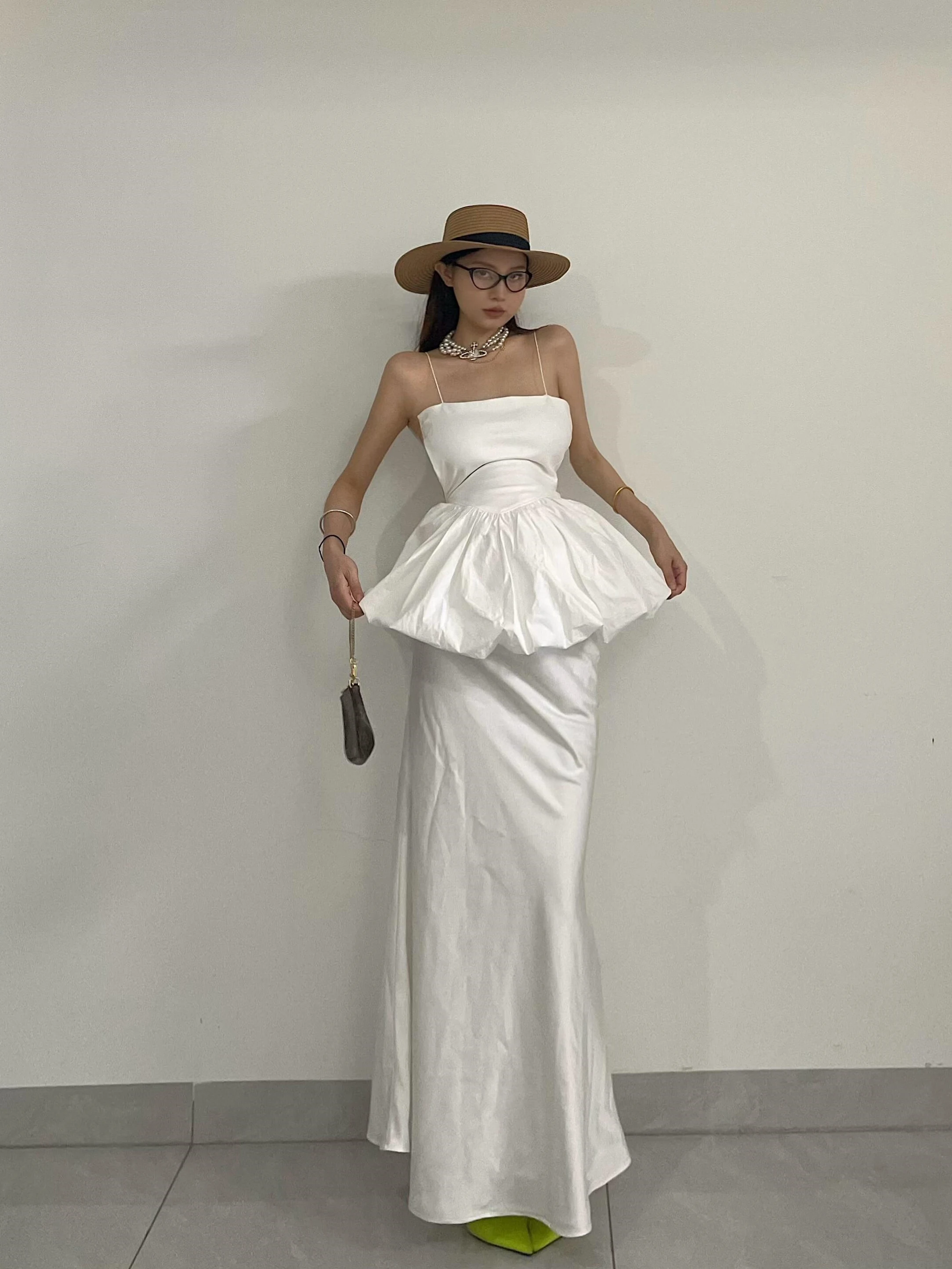 

Элегантный белый комплект из двух предметов: топ-халтер с цветочным узором и юбка-рыбий хвост, женский летний роскошный комплект с завышенной талией, облегающий крой