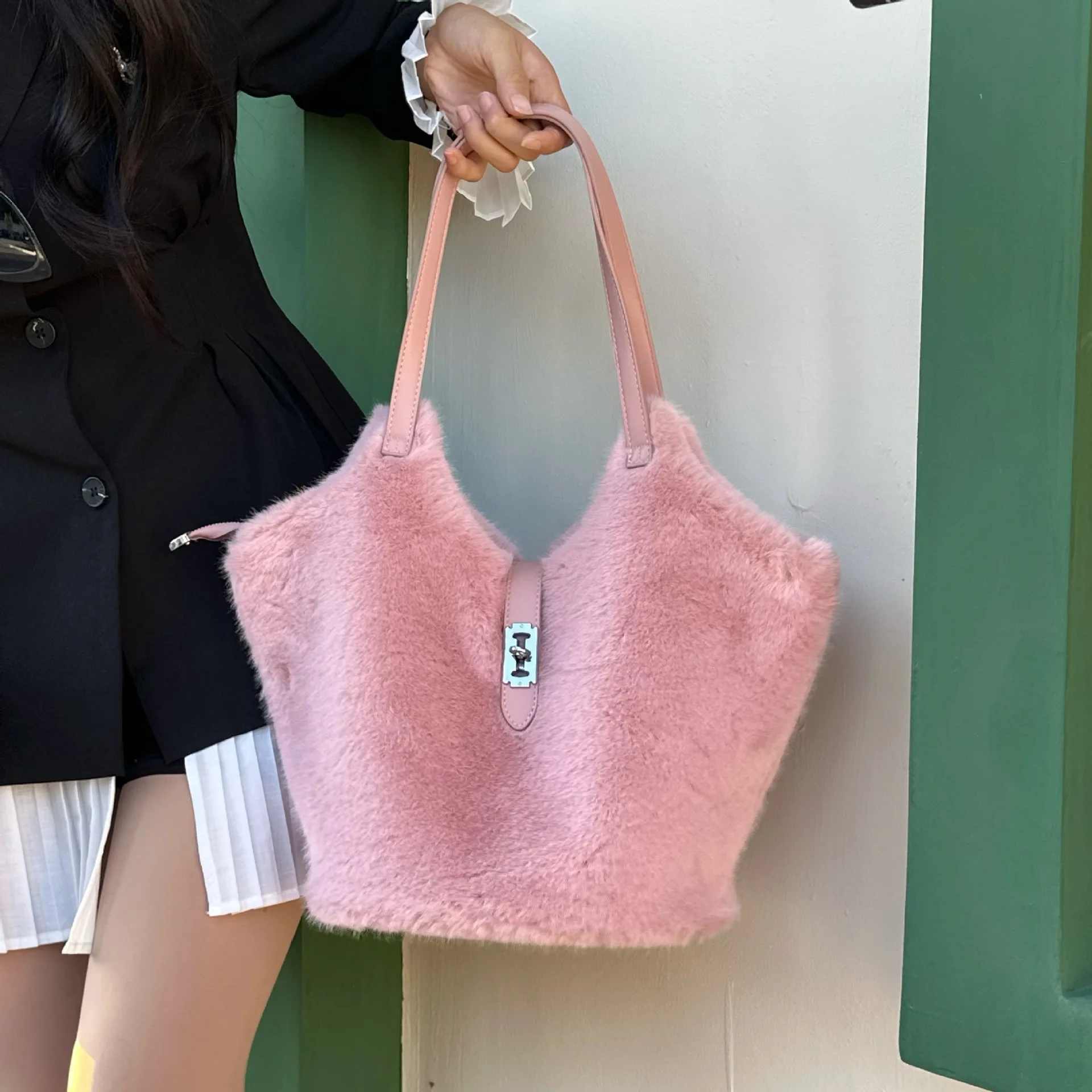 Large Capacity Underarm Bag Women's New Autumn and Winter Fashion Retro Shoulder Bag Mink Fur Commuter Tote Bag