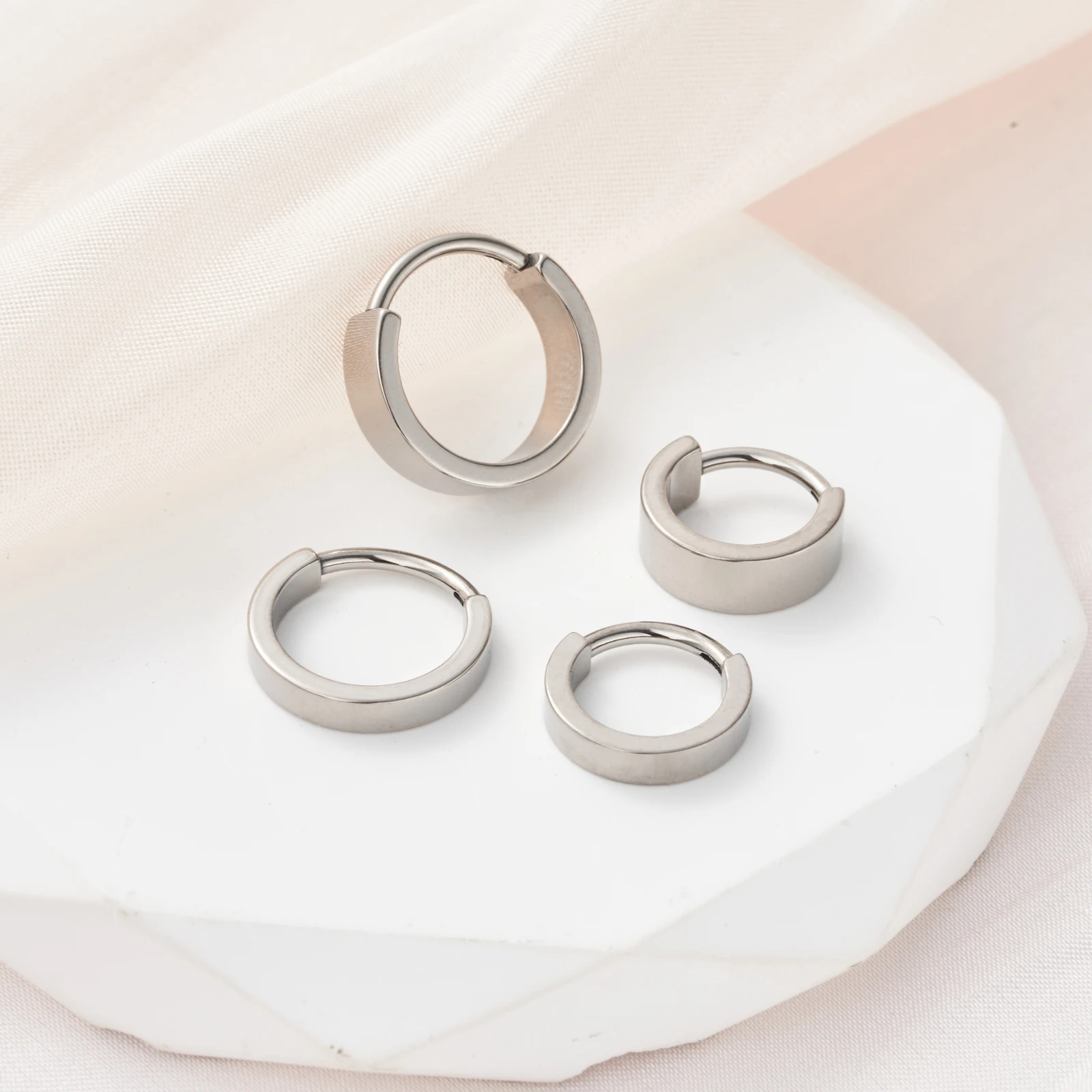 New ASTM G23 Titanium Piercing Widebrimed Septum Hoop Nose Ring Hinged Cartilage Clicker Ear Tragus Helix Earrings Body Jewelry