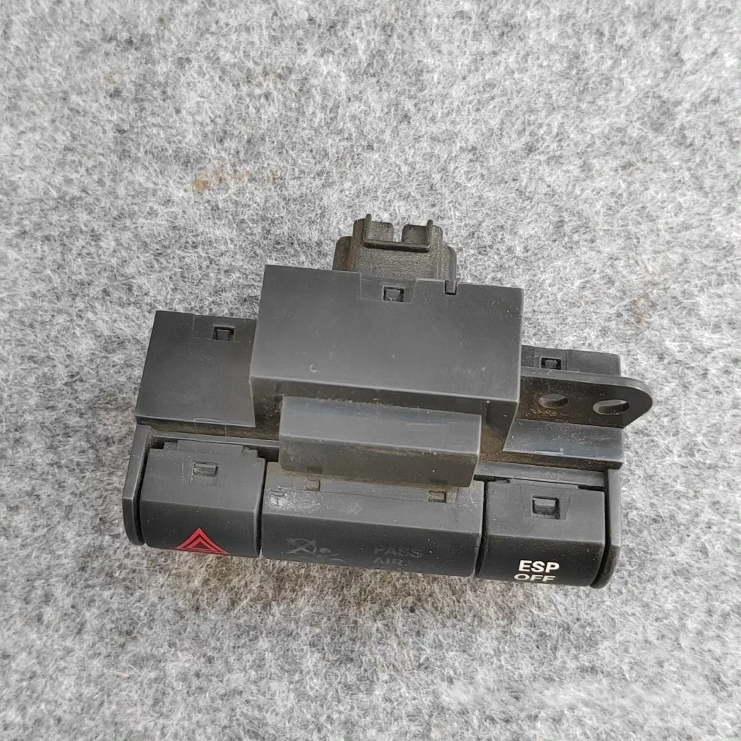 Original Used ( Second Hand) Double Flash Switch Button ESP Hazard Warning Light Switch for Chrysler 300C 2004-2010