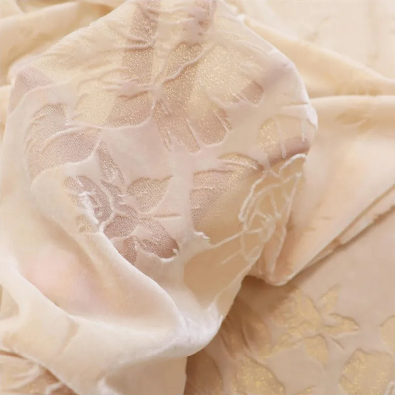 ผ้ากำมะหยี่ทอลายดอกไม้สีทองที่ทำจากผ้าไหมถูกใช้เป็นผ้าสำหรับชุดกี่เพ้า