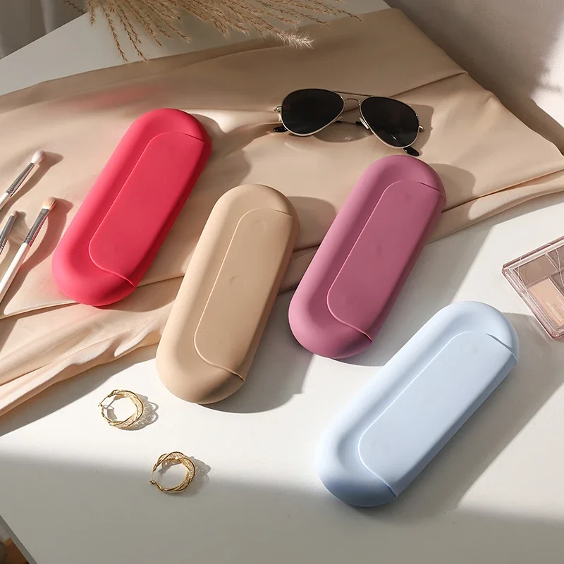 

1ps silicone makeup brush set: portable makeup brush storage box with upgraded anti-falling button, suitable for daily use, trav