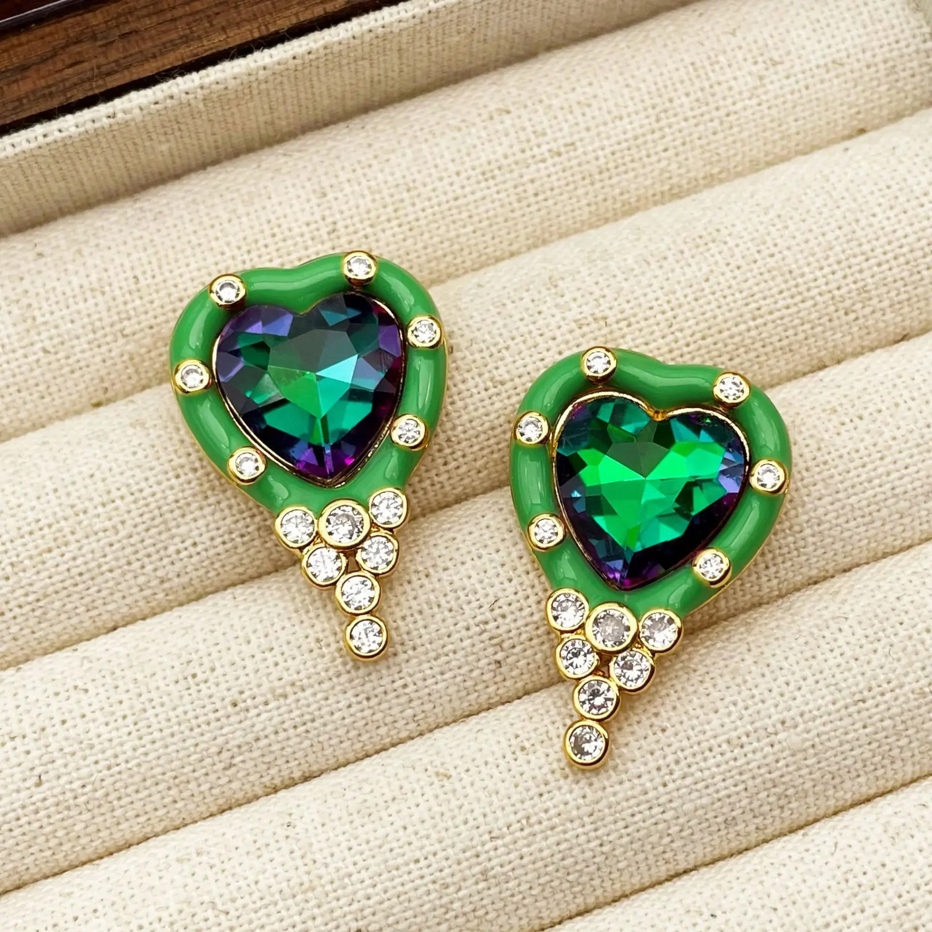 

Green oil drop enamel love advanced sense niche personality retro stud earrings women