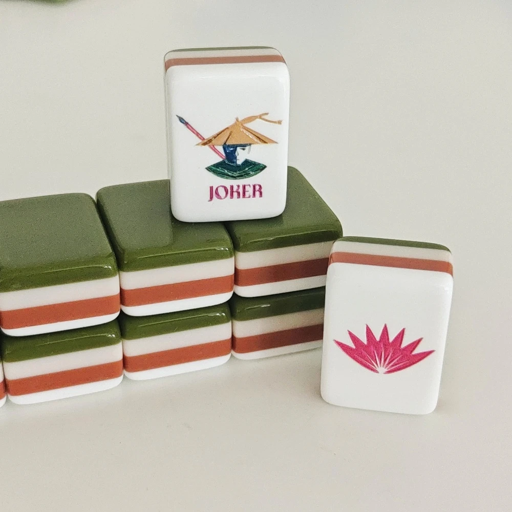 2026 Olive Green Luxury Engraved American Mahjong Set 4-Layer Acrylic Mahjong Tiles Portable Mah Jongg Sets Leisure Board Games