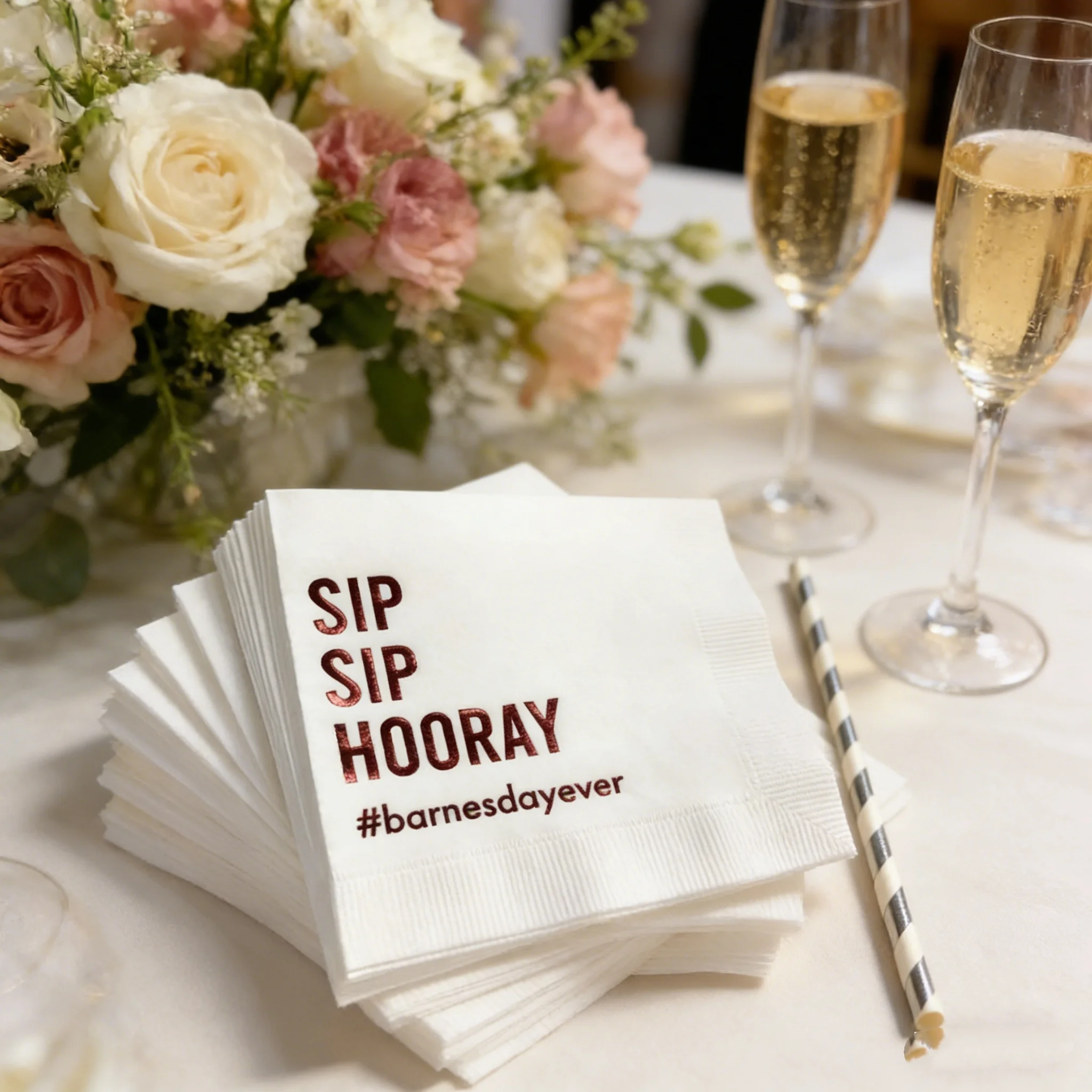 

50 шт. персонализированных свадебных салфеток с надписью "Sip Sip Hooray", с индивидуальной печатью, 3-слойные, из высококачественной бумаги, для коктейлей и напитков