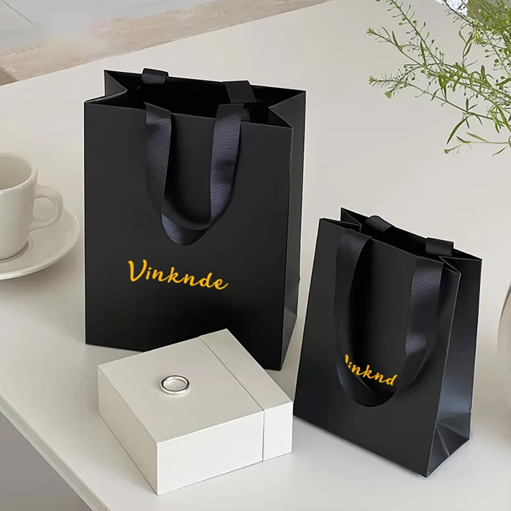 カスタムロゴ入り白黒紙クラフトバッグ、ハンドル付きジュエリーギフトショッピング包装ポーチ、結婚式誕生日プレゼント収納袋