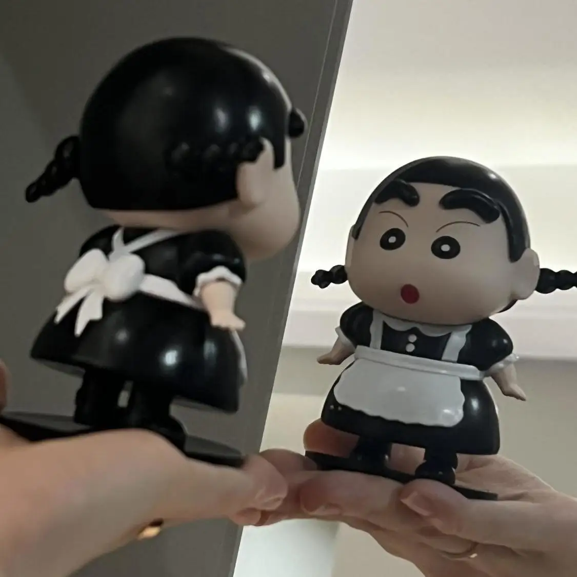 Figura de Shin-chan, la niña de la limpieza, con un moderno atuendo de la serie Crayon Shin-chan, vestido negro de alta calidad, coleccionable de Shinnosuke Nohara