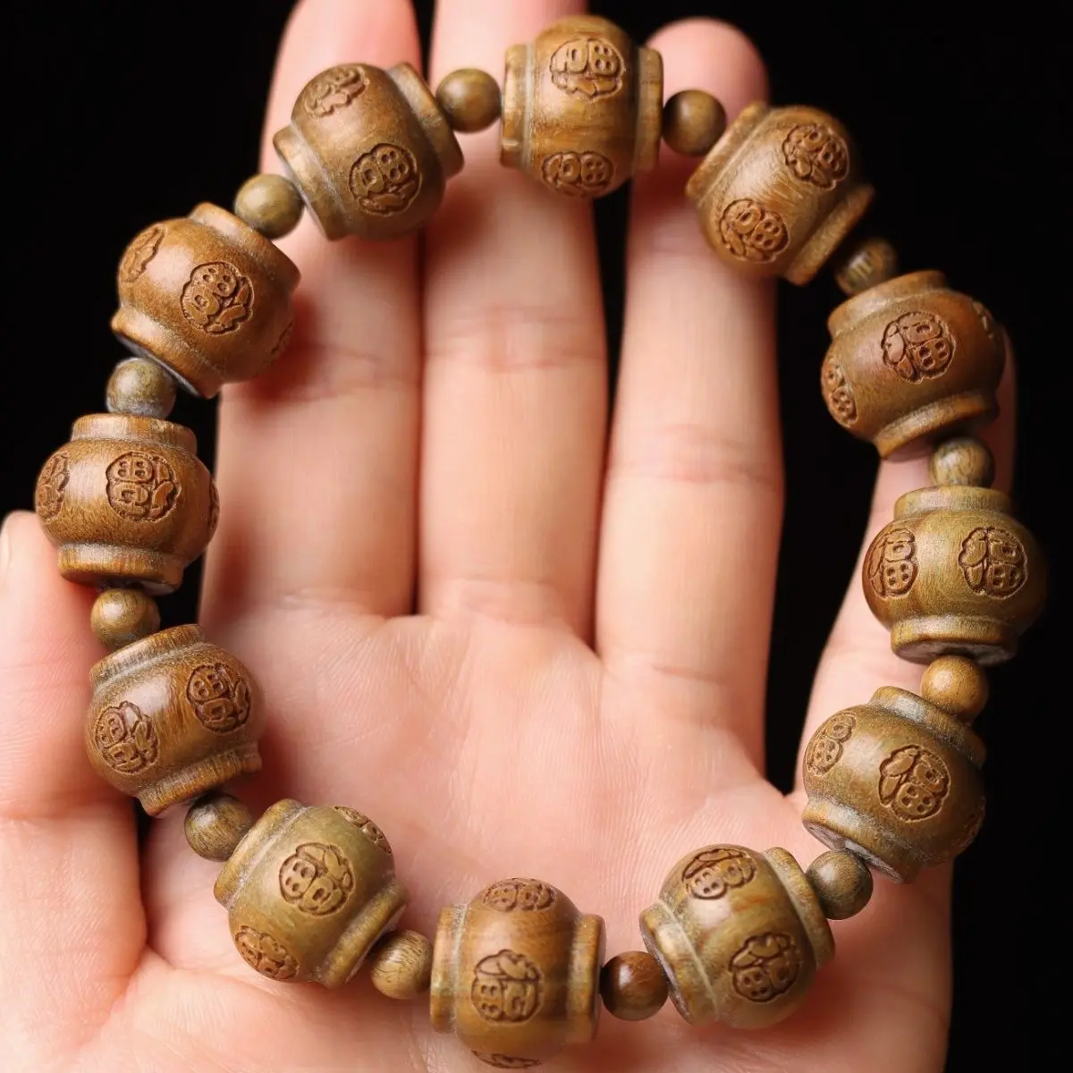 

Natural Green Sandalwood Lantern Bead Bracelet Carved Fu Character Buddha Beads Crafts Single Circle Men and Women Bracelet