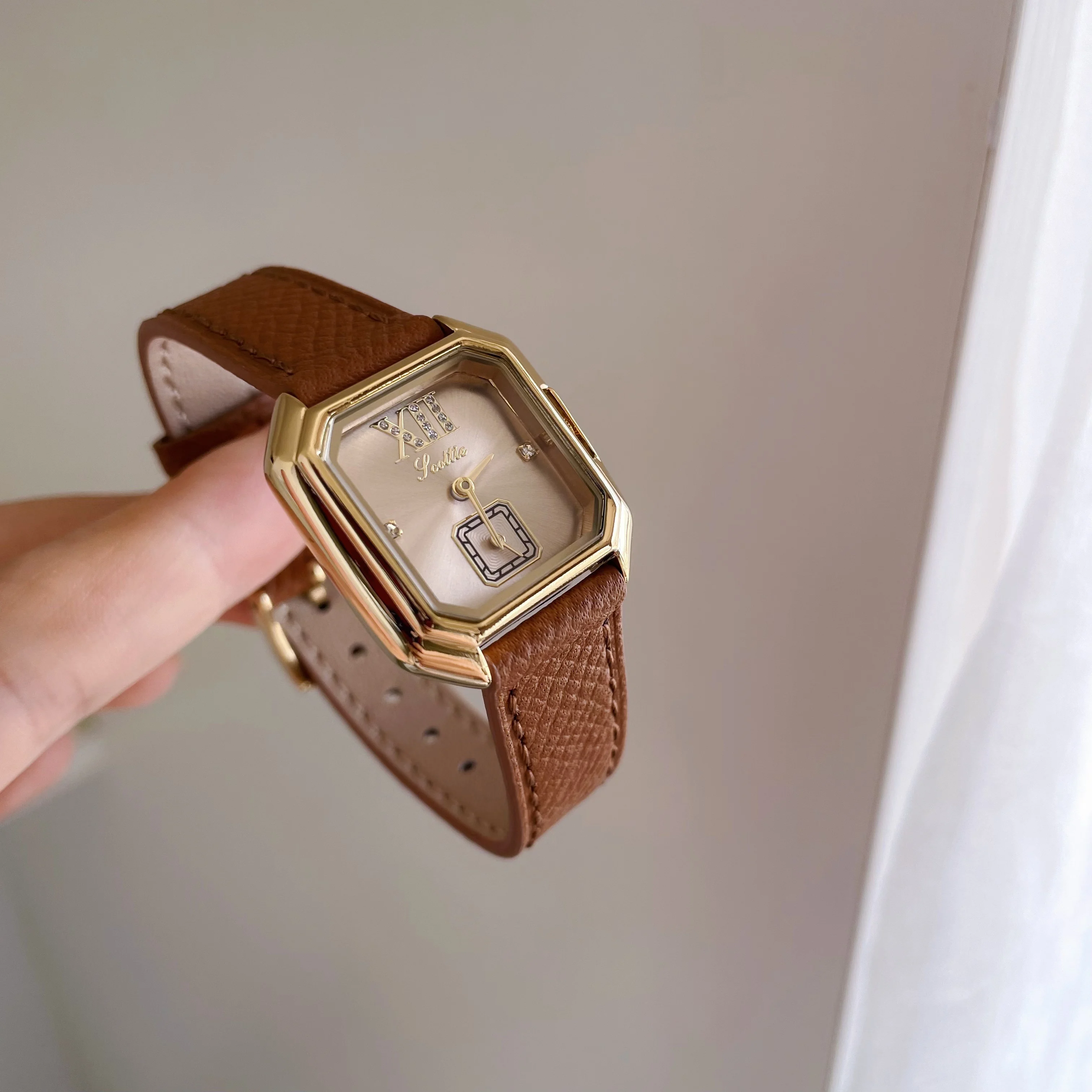 

Simple and retro-style small square dial women's watch with leather strap, 2025 new style, high-quality luxury wristwatch.