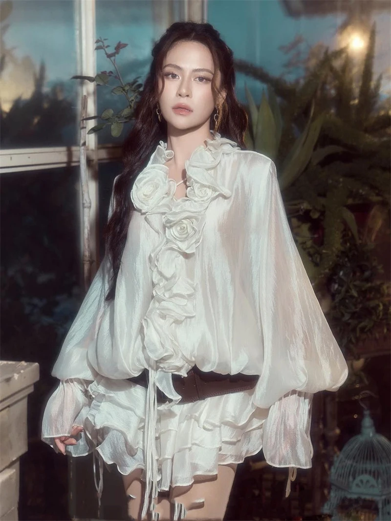 فستان أنيق أبيض بأكمام فانوس للعطلات، تصميم كلاسيكي يضفي أجواء ساحرة، حواف على شكل ورقة اللوتس، فستان قصير بقصة A