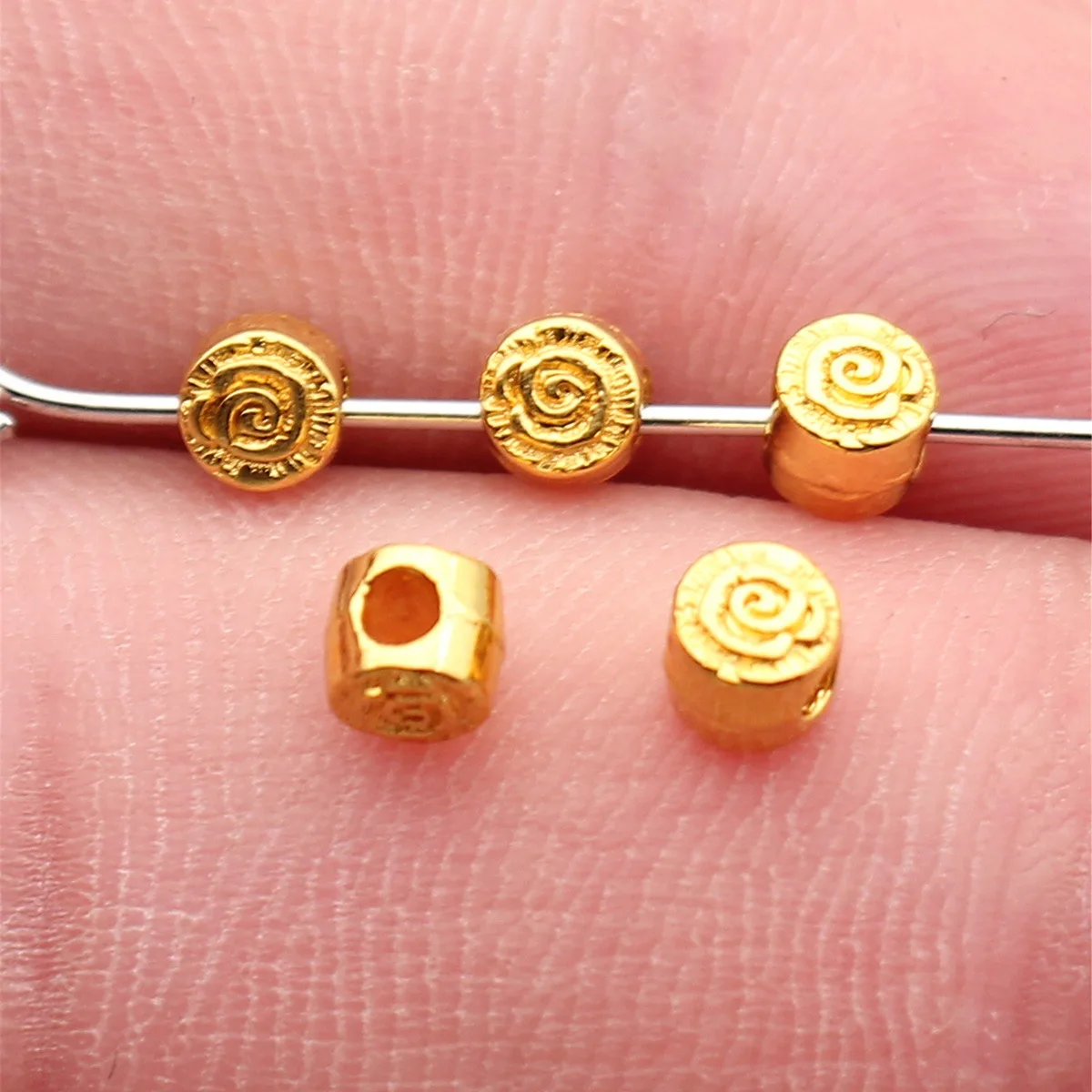80pcs 4.1x4.1x3.7mm(0.16x0.16x0.15inch) 2 Colors Double-Sided Swirling Pattern Round Beads With Small Holes Jewelry Wholesale