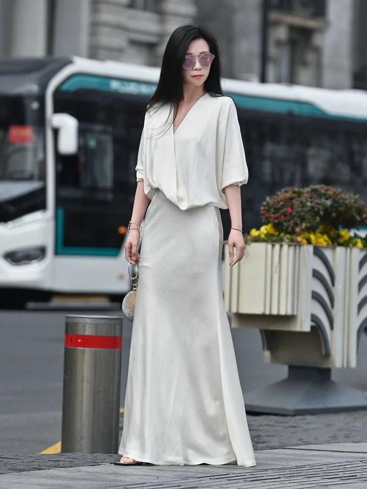 

Осень 2024, новый оригинальный дизайн, тяжелая ацетатная текстура, роскошный комплект с v-образным вырезом, топ f, юбка, комплект из двух предметов, модный женский комплект...