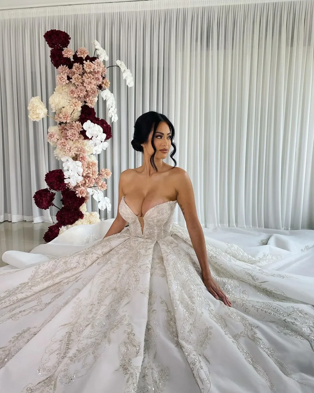 Suknia ślubna typu balowa z błyszczącymi aplikacjami, koralikami, trenem, szyta na miarę, plus size, idealna do kościoła.