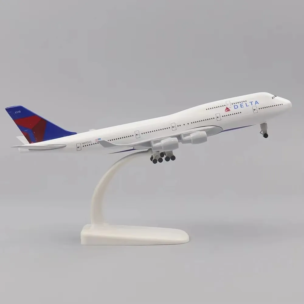 20cm Alloy B747 Delta Air Airlines Aircraft Model 747 Die-cast Aircraft Model With Wheels Landing Gear Collections or Gifts