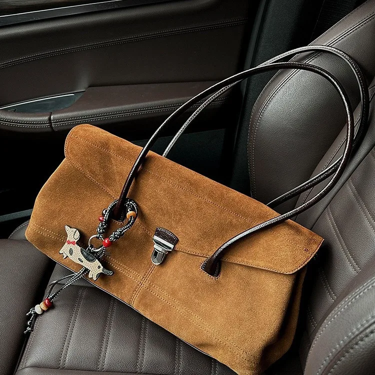 

Коричневая замшевая женская сумка-тоут 2025 года, новая модная легкая роскошная нишевая портативная сумка через плечо подмышками High Sense, осень и зима