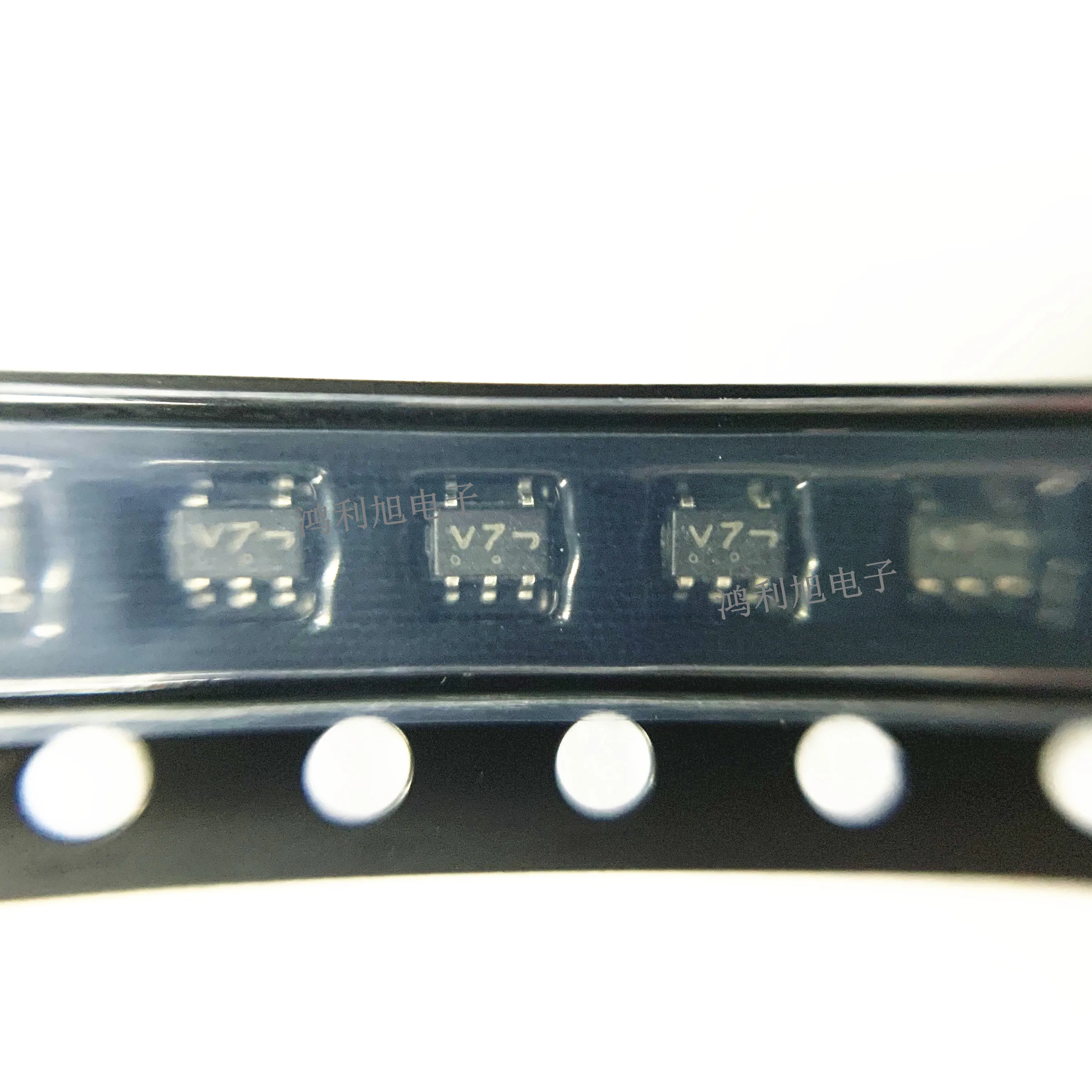 50 Pçs/lote MC74VHC1G07DFT1G MARCAÇÃO: V7 Buffer/Driver 1-CH Não-Inversor Dreno Aberto CMOS 5 Pinos SC-88A T/R