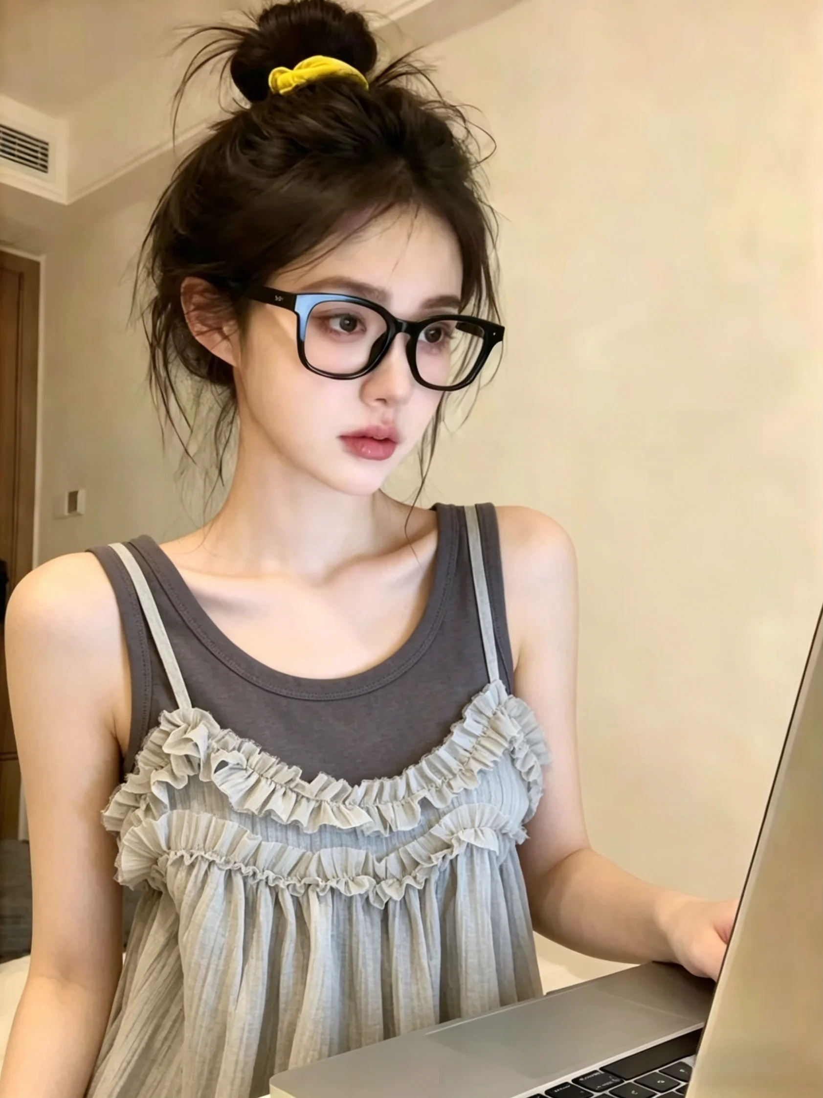 

Summer New Sweet Style Unique Self-kept Wooden Trim Halter Vest Two-piece Set Women's Fashion Korean Straight Cut Silk Top