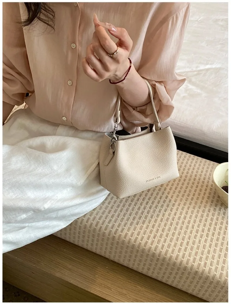 CEEKAY Minimalistische Mini-Eimertasche aus genarbtem, lederähnlichem Leder mit Aufdruck, leicht und tragbar, als Umhängetasche oder Schultertasche für Kaffeebraun – Detail 11